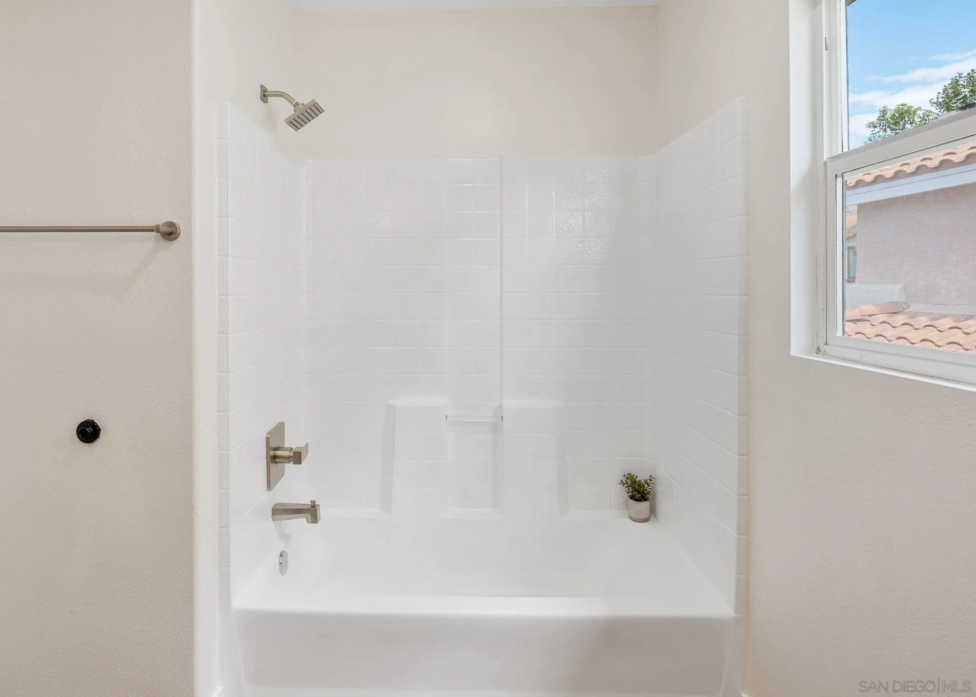 https://cdn.realtyfeed.com/cdn/127/250038596/68cabebbd1bfc5c9d6cf28c8af4b1f51.webp