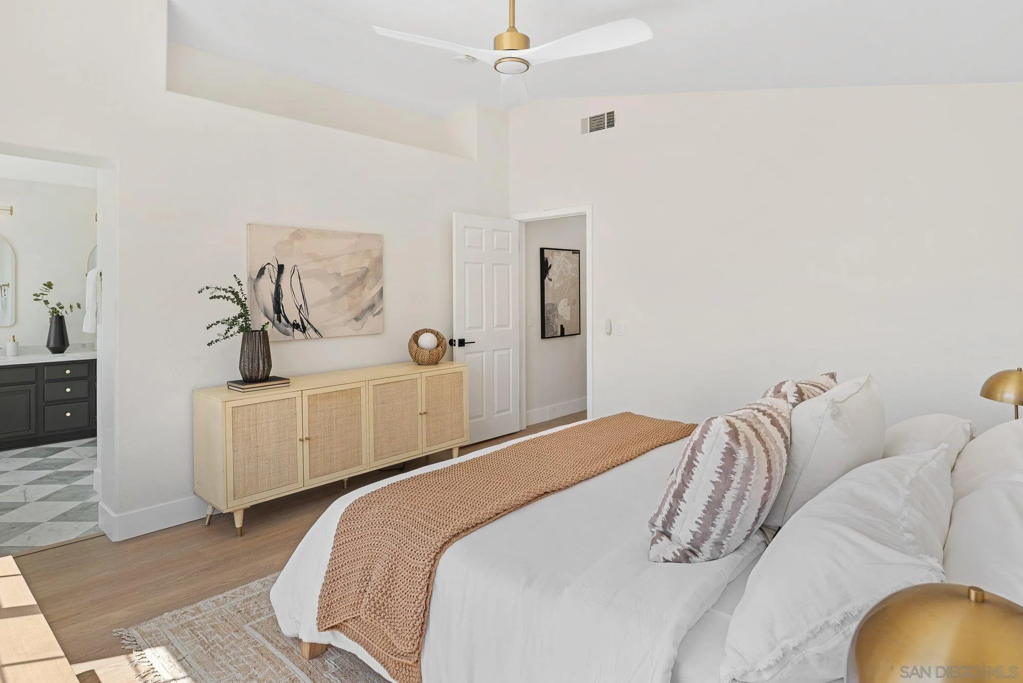 https://cdn.realtyfeed.com/cdn/127/250038596/7b7bd6b1c28febce502ddce6e71f13ff.webp