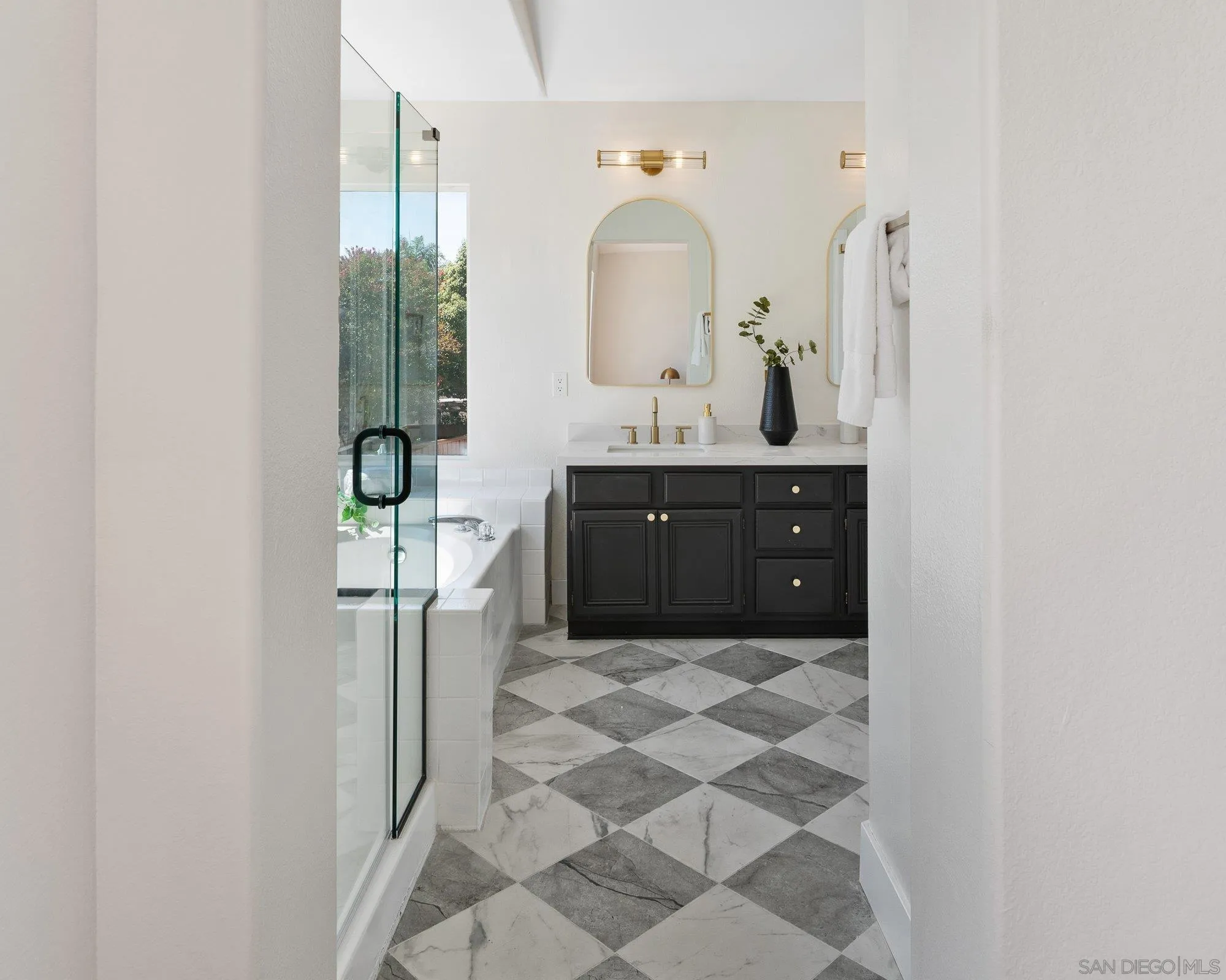 https://cdn.realtyfeed.com/cdn/127/250038596/a7f0f6f3e974c48e87a49bb31f99e688.webp