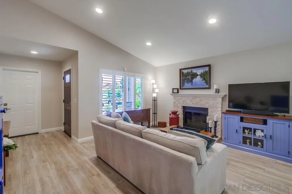 https://cdn.realtyfeed.com/cdn/127/250038599/dc47d15d3f1cc266ffea11ecd764d1a2.webp