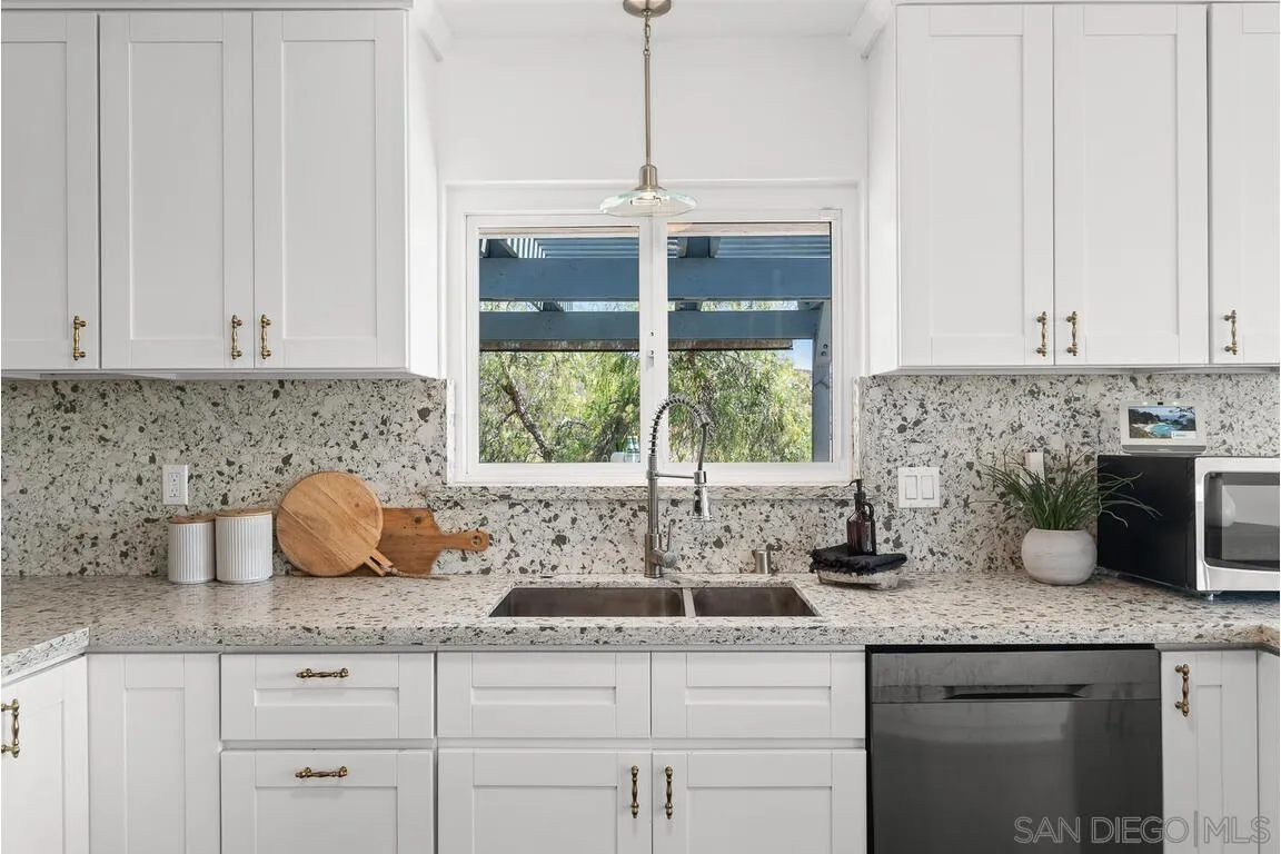 https://cdn.realtyfeed.com/cdn/127/250038602/182fc5050506e77951f3016706b4902d.webp