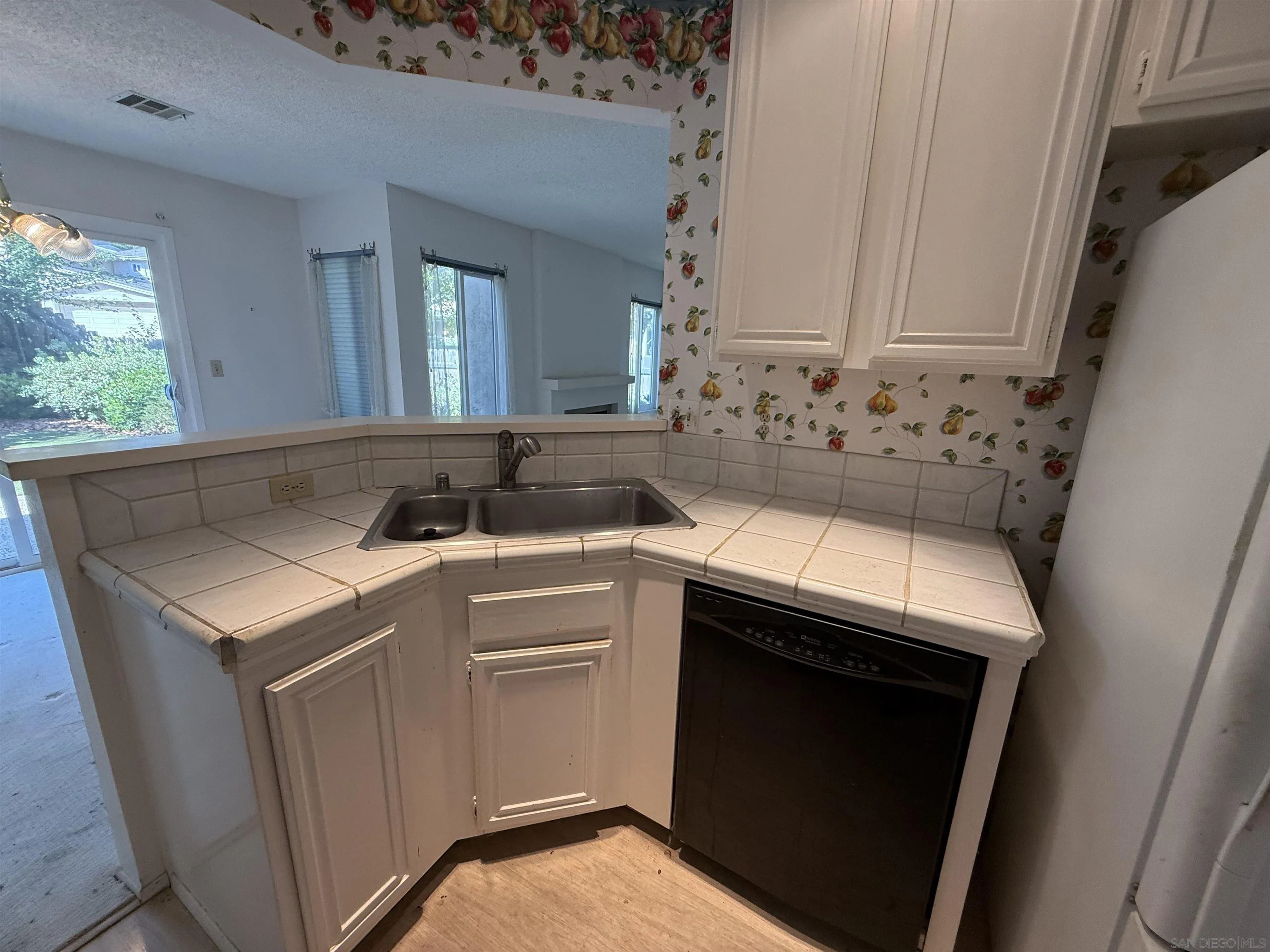 https://cdn.realtyfeed.com/cdn/127/250038607/83d356f7ce6ccf0d53f934b12fa7465e.webp