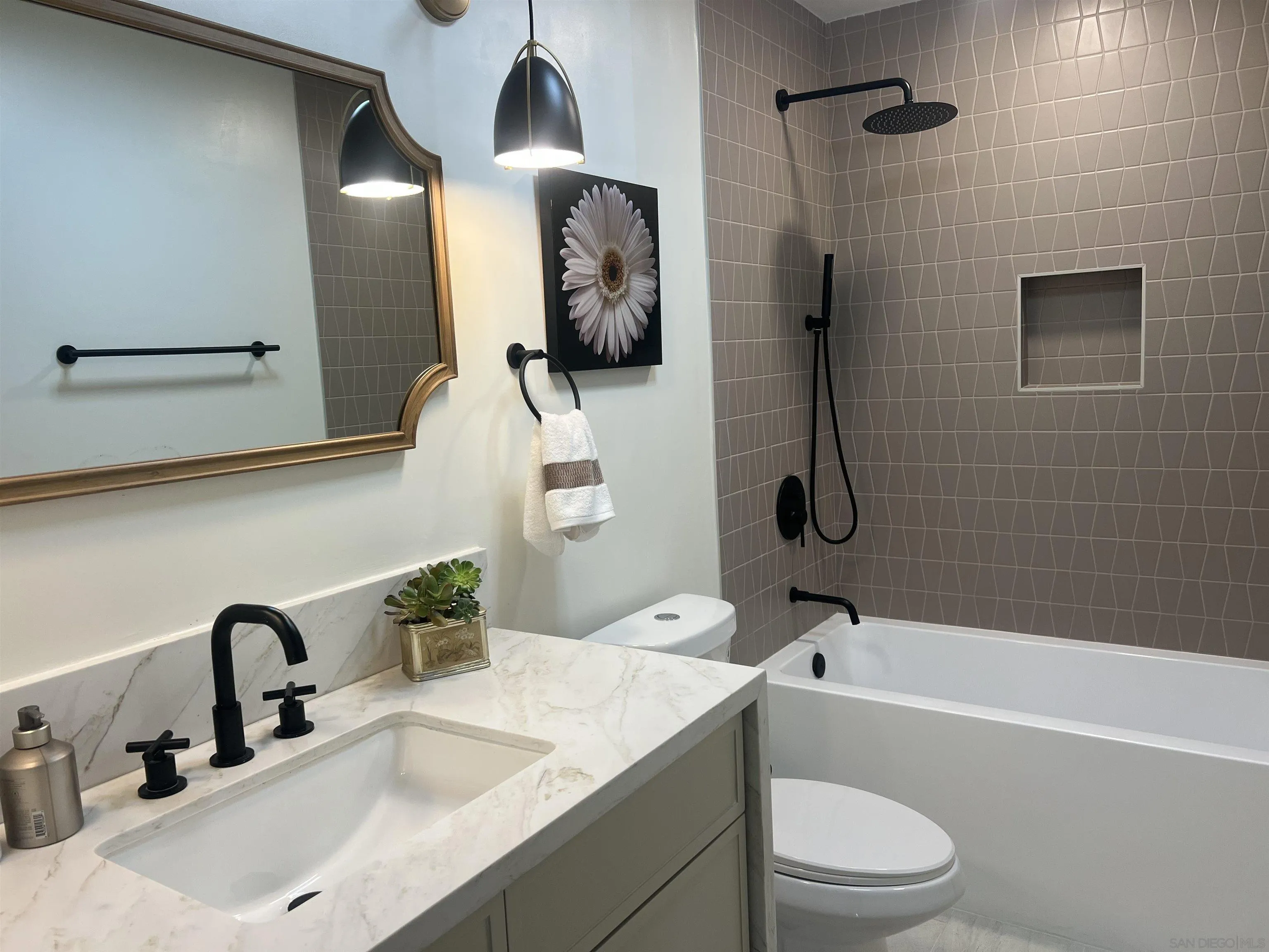 https://cdn.realtyfeed.com/cdn/127/250038611/a84605f5581af9414db99b3eeaf1ee09.webp