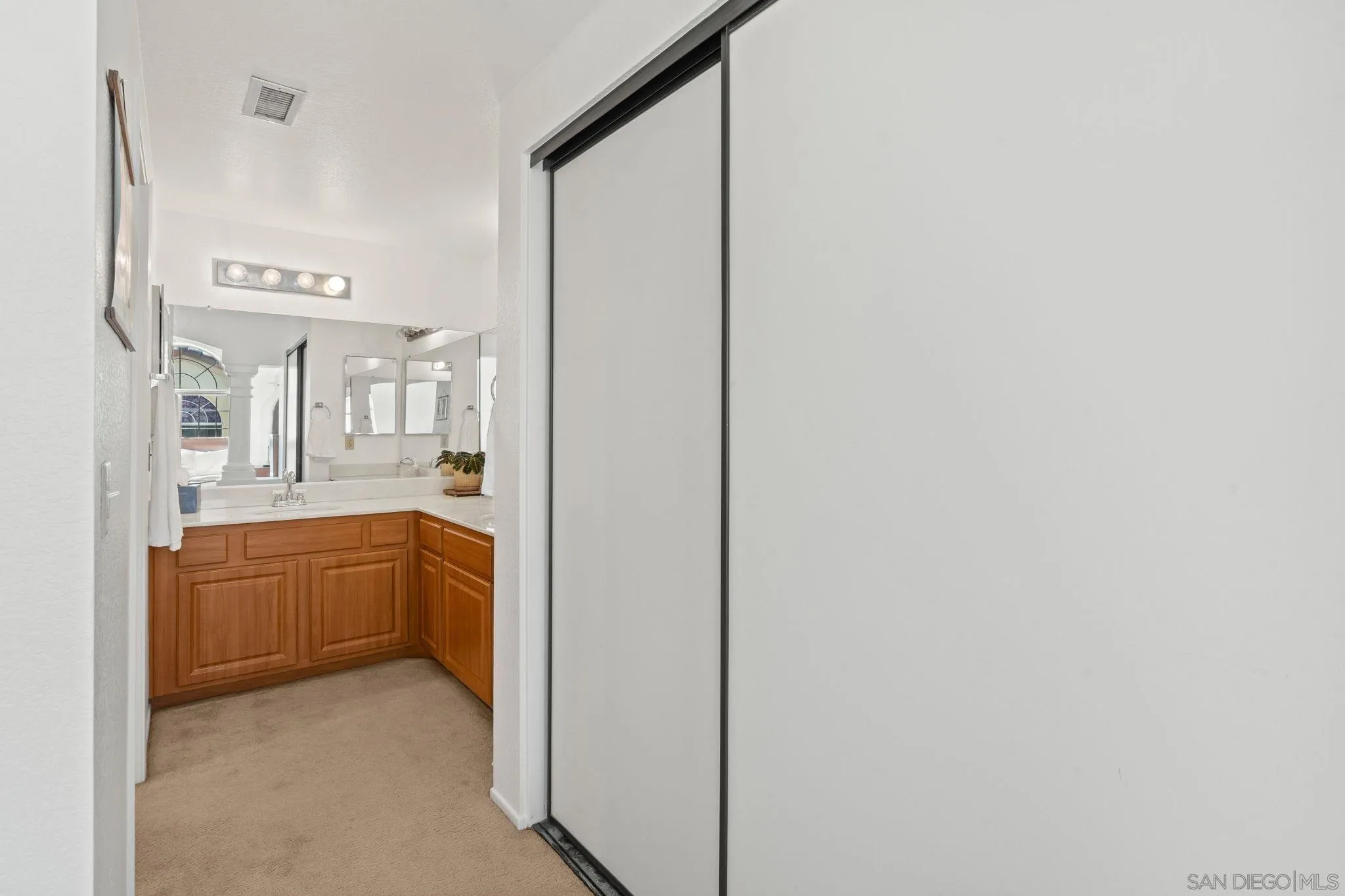 https://cdn.realtyfeed.com/cdn/127/250038615/8cd5b150d5686e63b71889b6e690ef70.webp