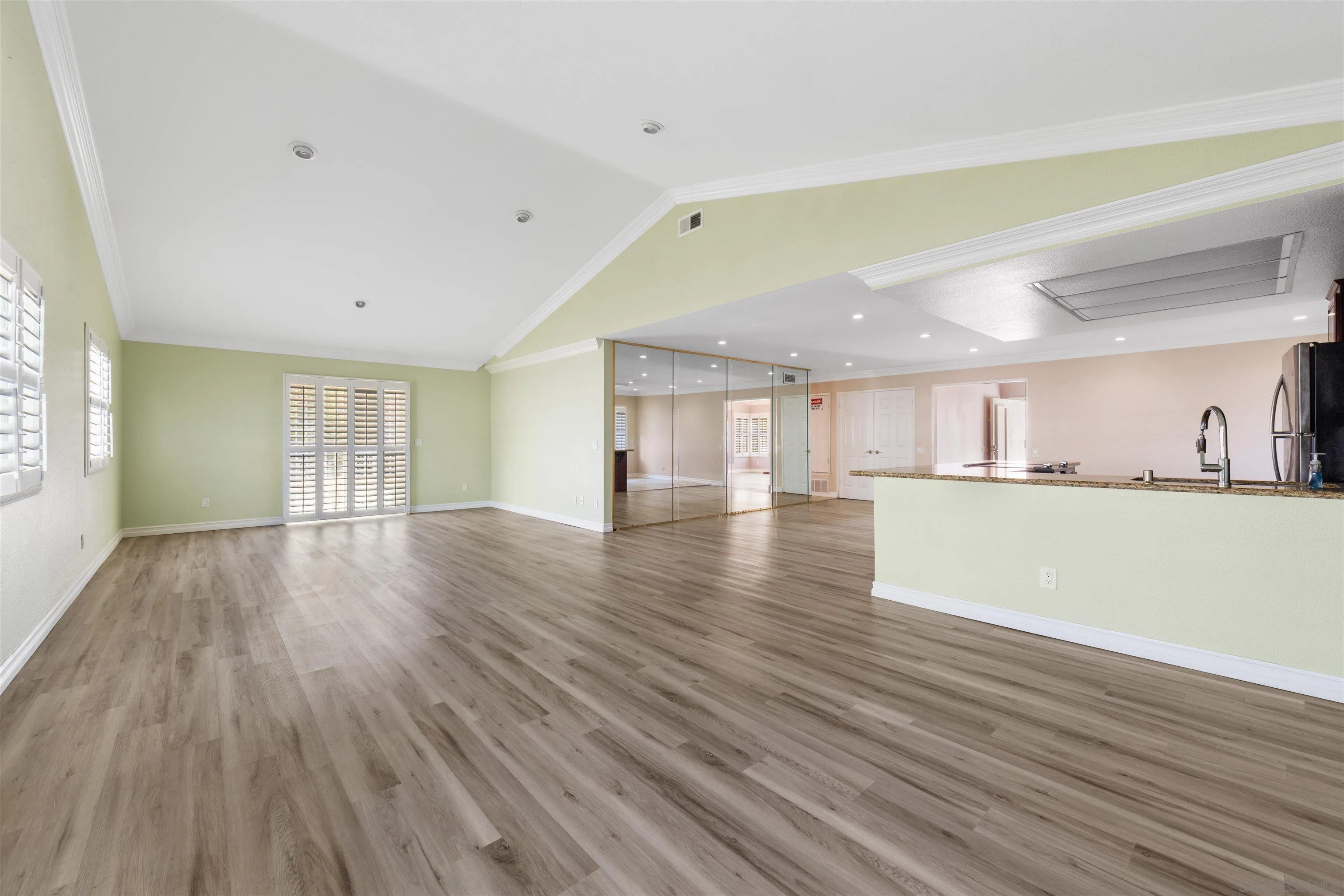 https://cdn.realtyfeed.com/cdn/127/250038616/13f4340c2ca53e30134d06688bbfac3d.webp