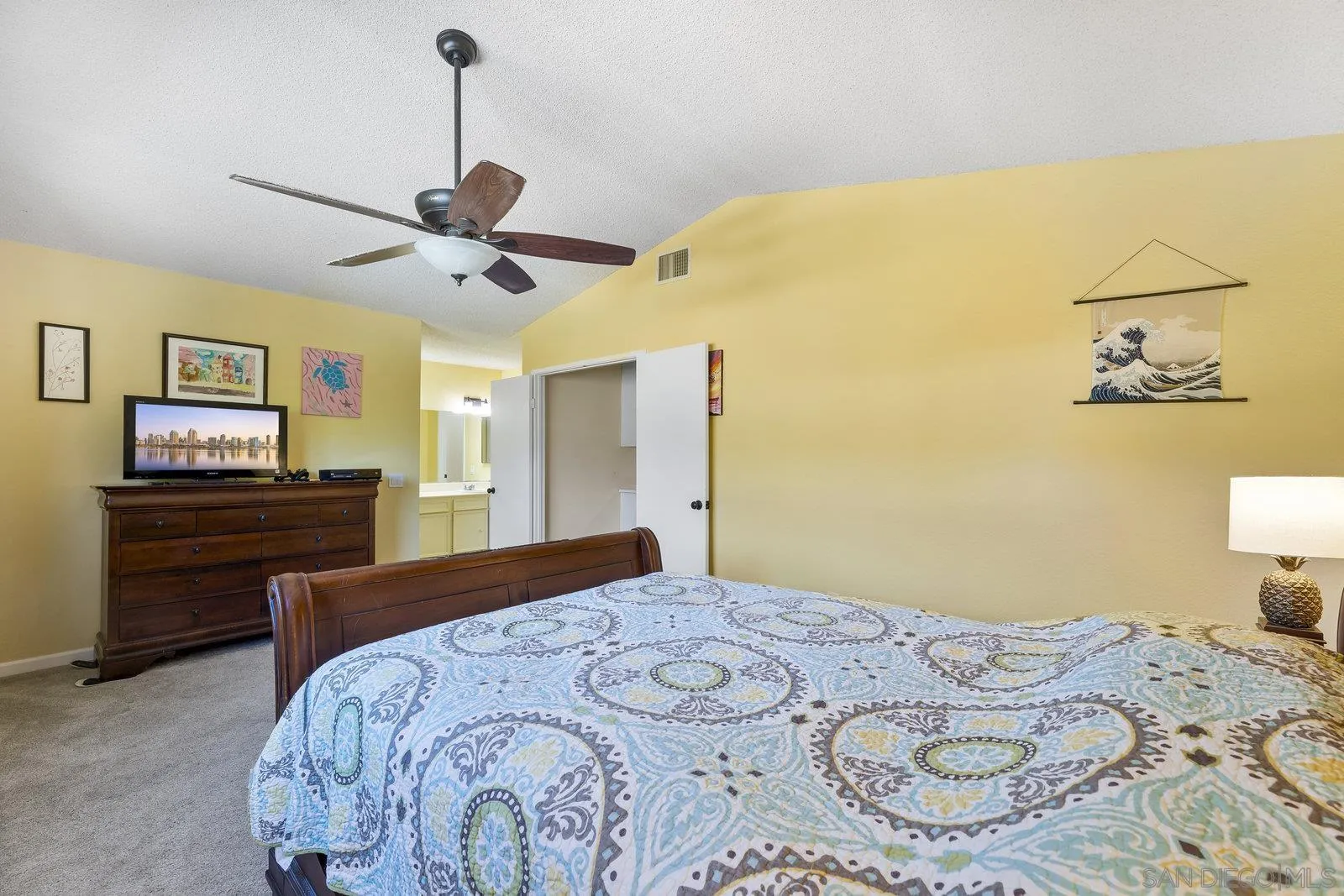 https://cdn.realtyfeed.com/cdn/127/250038645/e77d26b00759b50f855162bc6e0c0b4a.webp