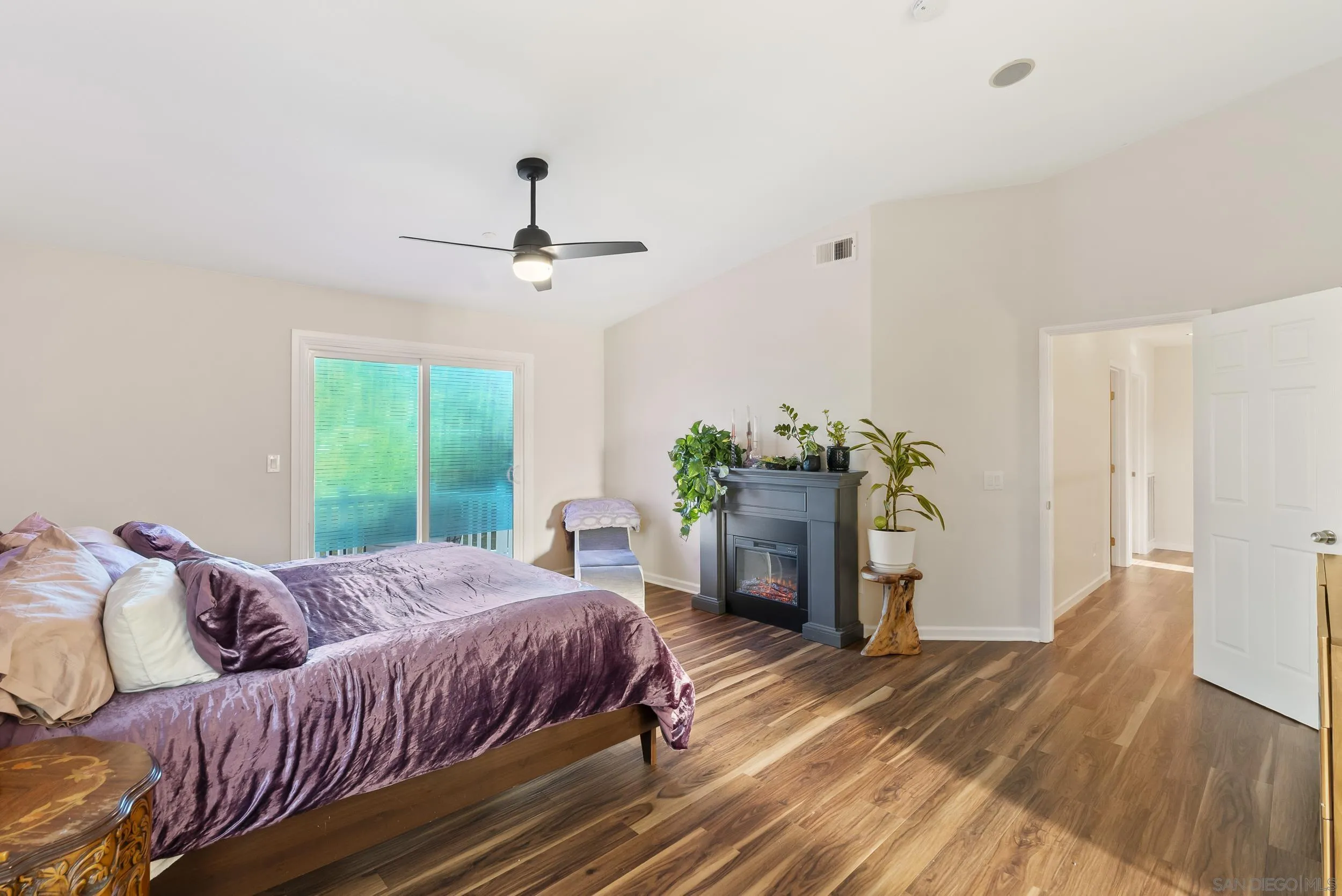 https://cdn.realtyfeed.com/cdn/127/250038665/839d0caa64a7d2f5d3111490d331bf31.webp