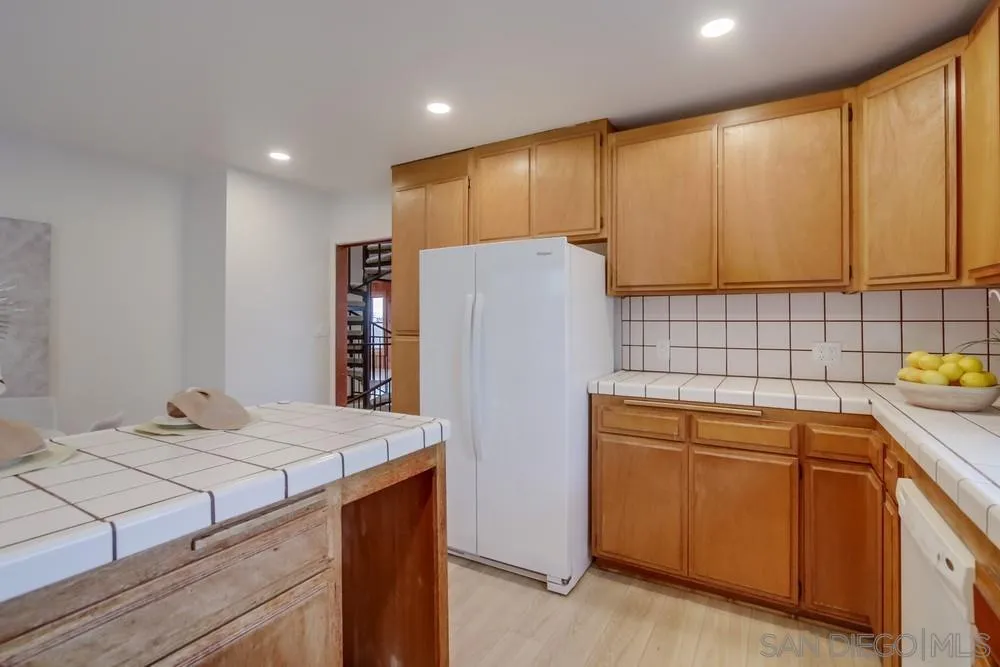 https://cdn.realtyfeed.com/cdn/127/250038671/6a15015e68185c06799fc8be30113a07.webp