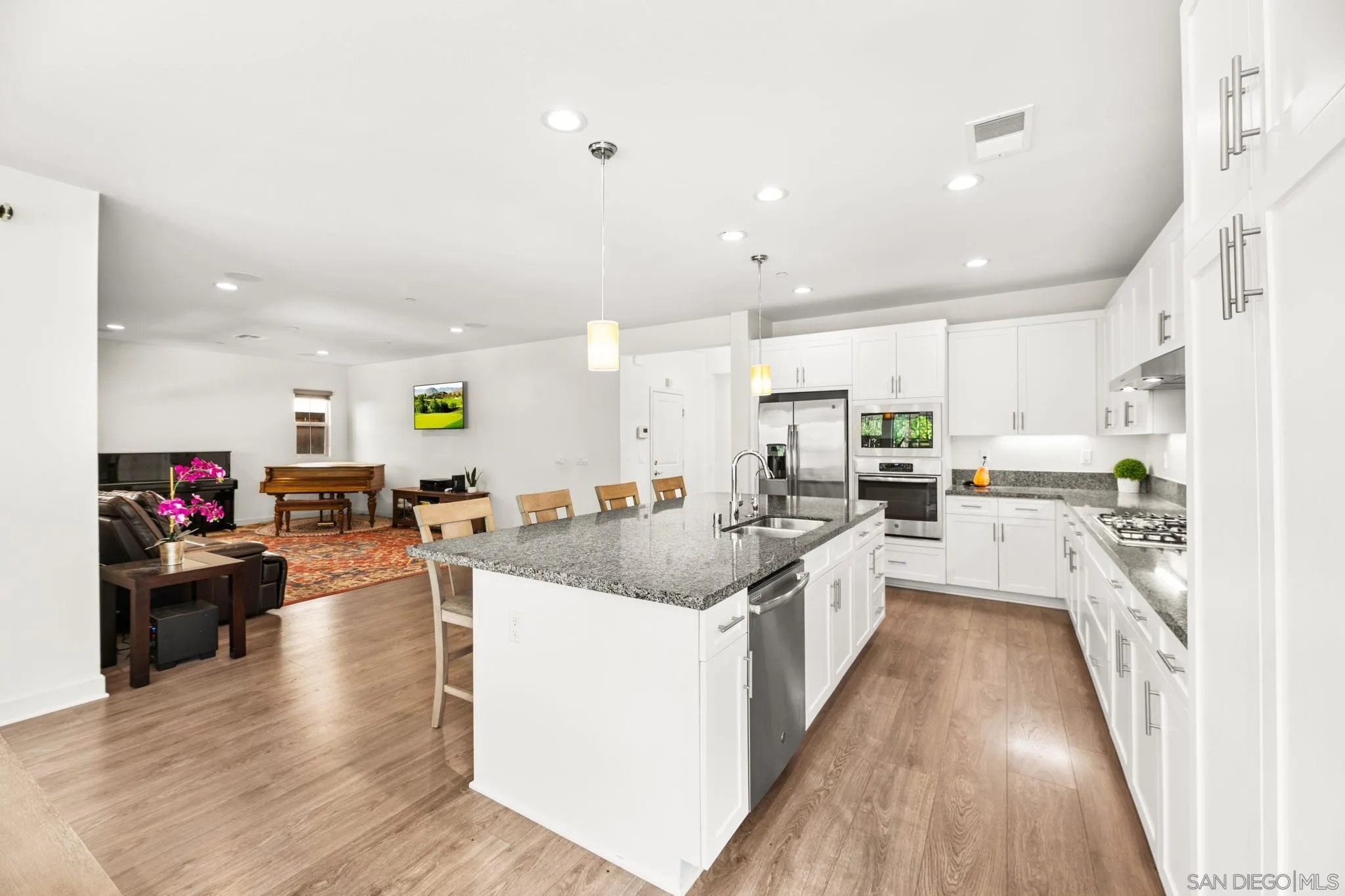 https://cdn.realtyfeed.com/cdn/127/250038698/ef3d068ff76fd666888b2285b0db11f1.webp
