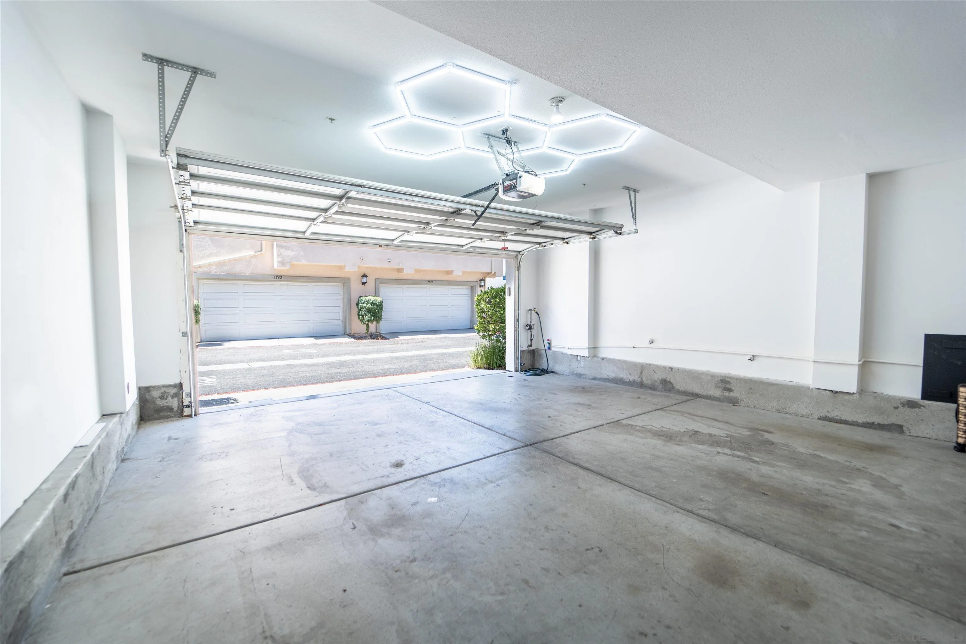 https://cdn.realtyfeed.com/cdn/127/250038710/675aab38d76a6e3d302a7a134f6a37c8.webp