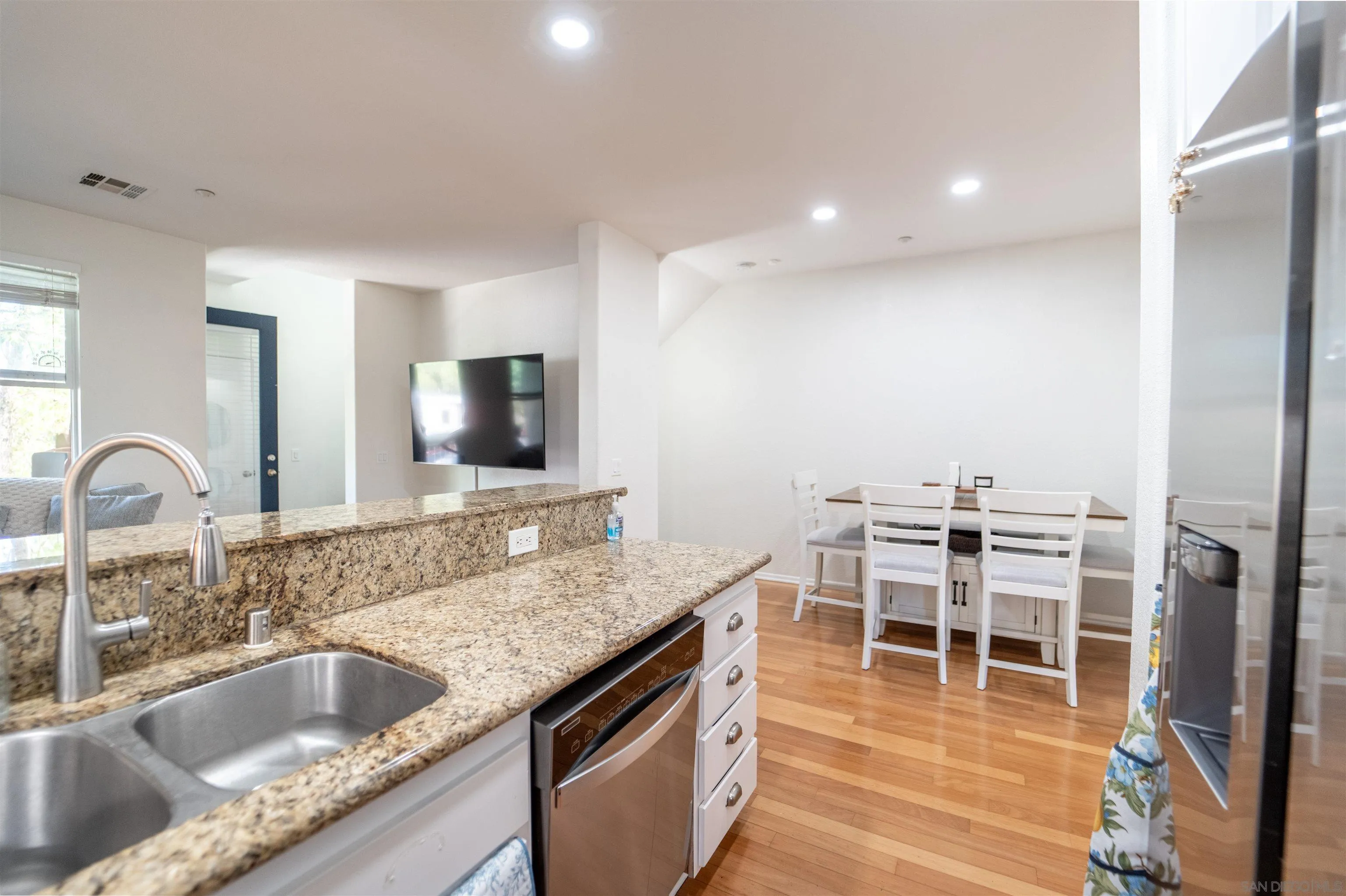 https://cdn.realtyfeed.com/cdn/127/250038710/6aa3c0f146f2eab38d1d94fd63e9a647.webp
