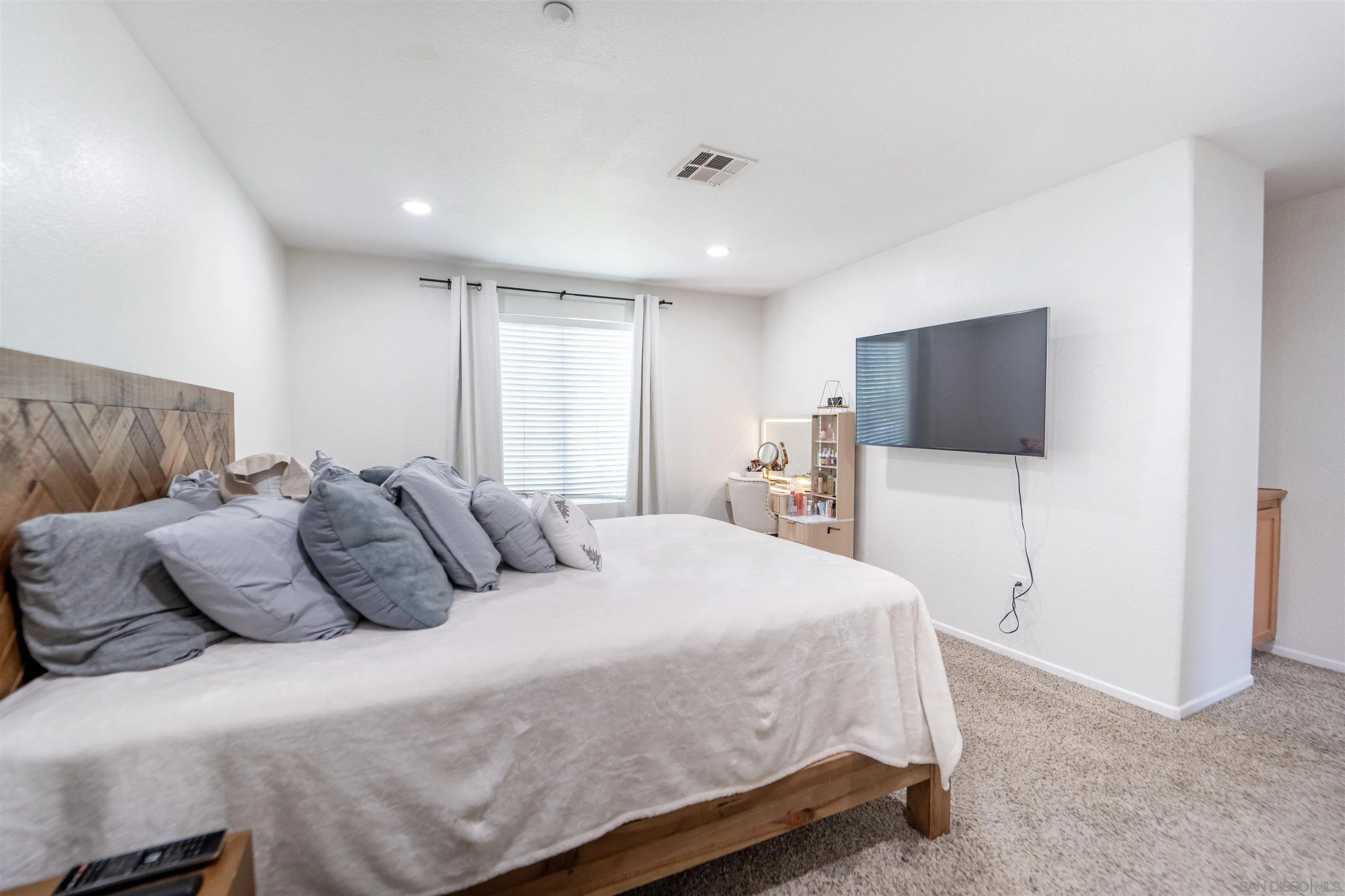 https://cdn.realtyfeed.com/cdn/127/250038710/d35a3bb225ba5a311d77246f02b5107c.webp