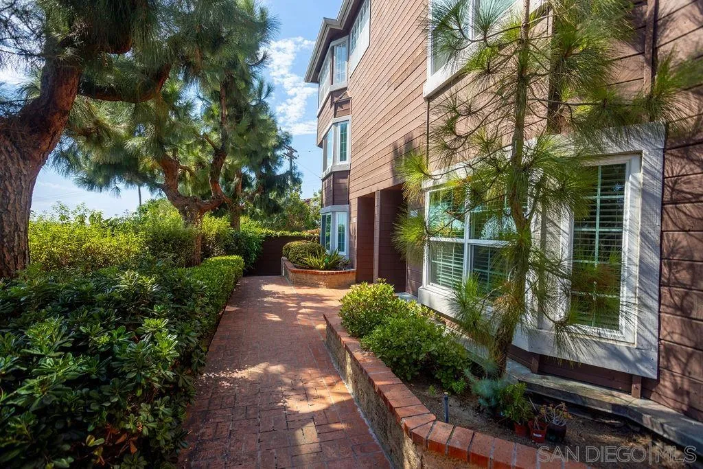 https://cdn.realtyfeed.com/cdn/127/250038723/1efc278d0e2c35f6ecb409e8e726e878.webp