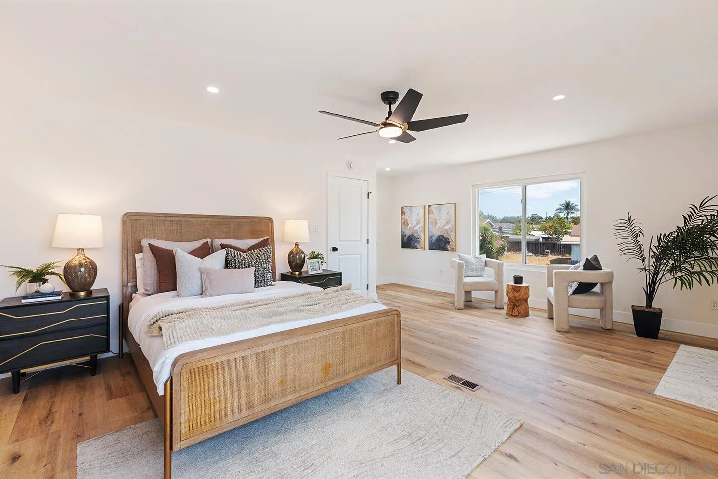 https://cdn.realtyfeed.com/cdn/127/250038729/ac4775f3662edb20bcfcf7f55424aafb.webp