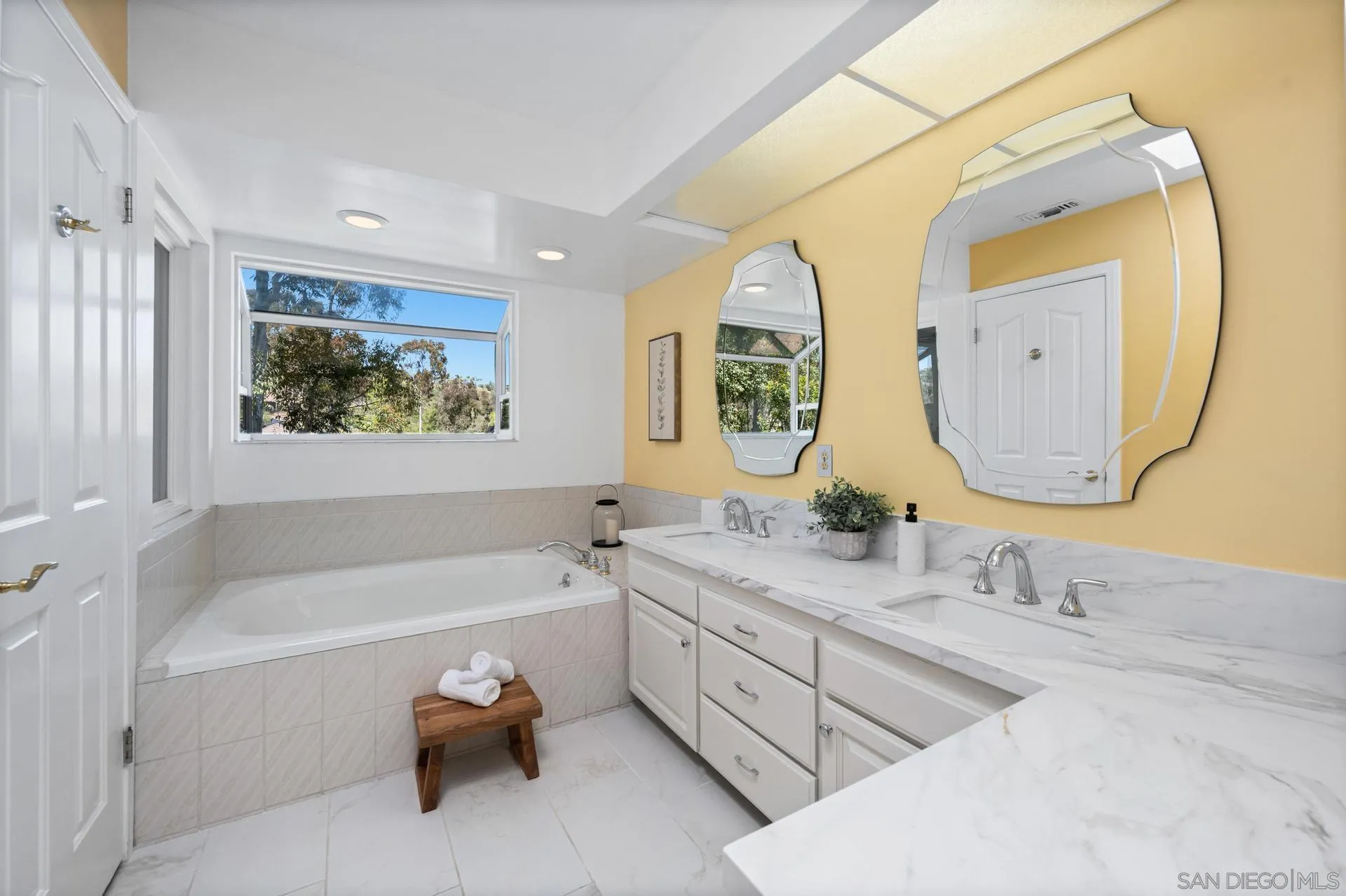 https://cdn.realtyfeed.com/cdn/127/250038738/af99fd0b4c354dda3f3d0d592e16fdf3.webp