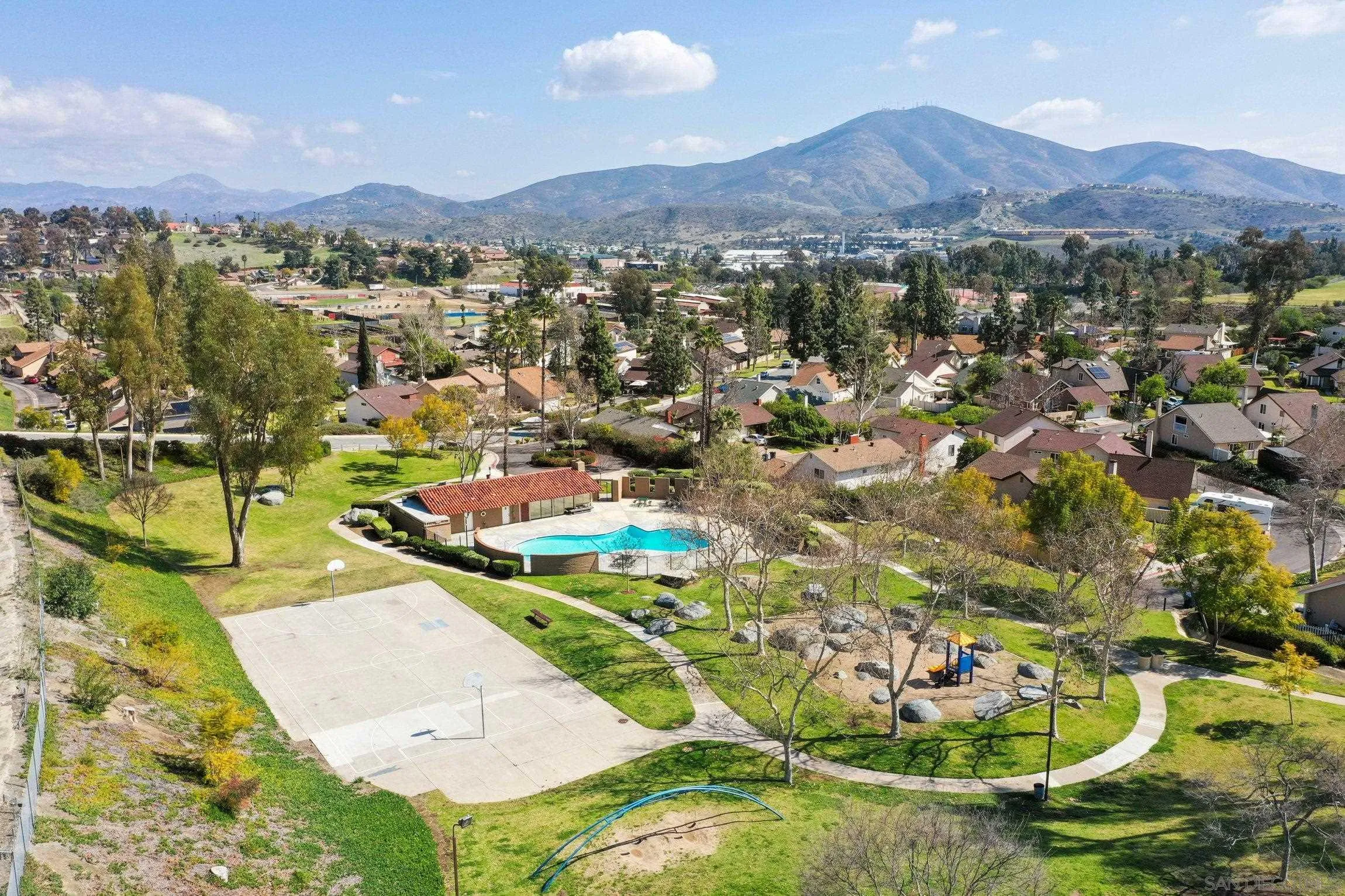 https://cdn.realtyfeed.com/cdn/127/250038756/792c8780e65e3a87624c2d7078f4db89.webp