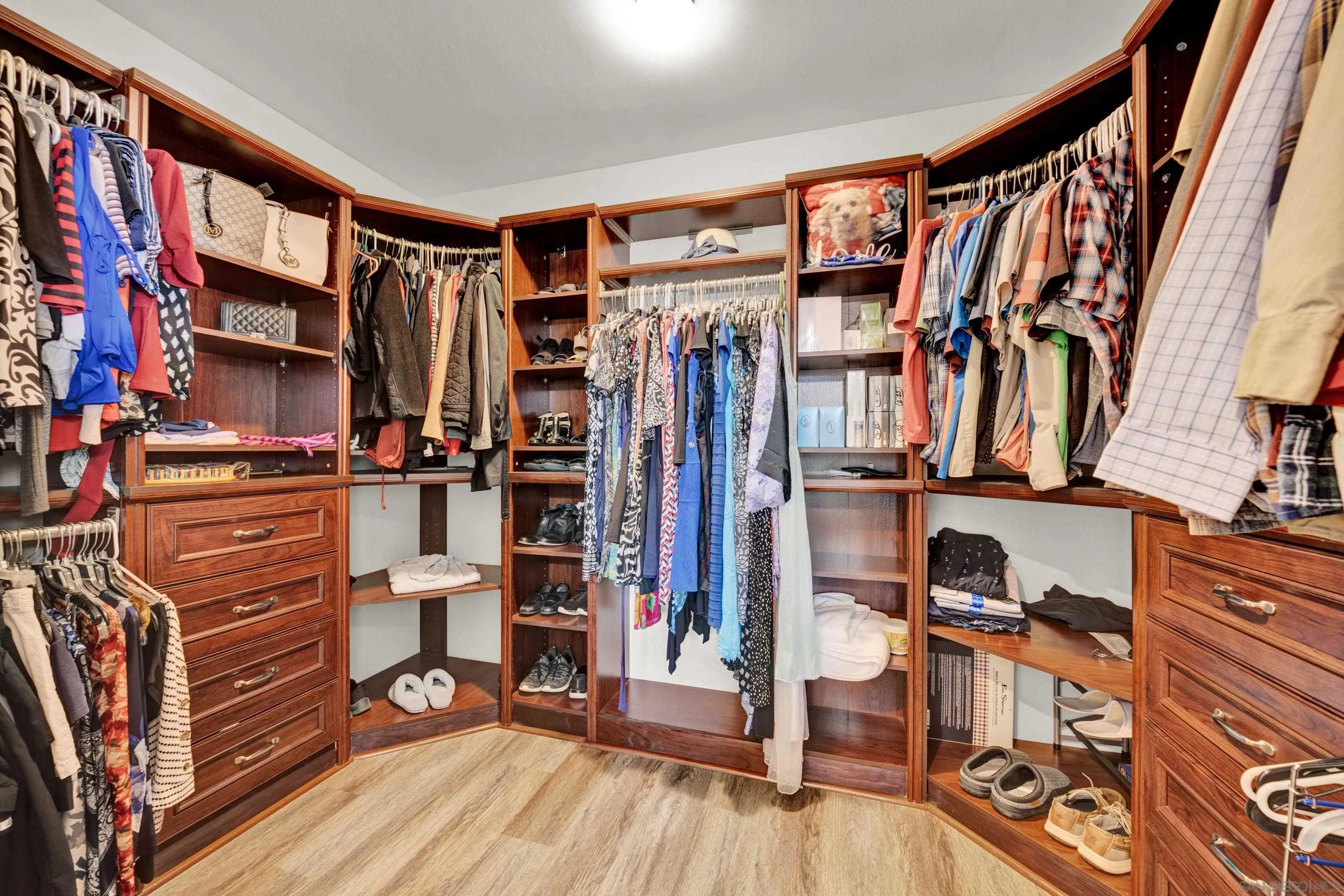 https://cdn.realtyfeed.com/cdn/127/250038767/3570e6366d43aa4c292859ca68546425.webp