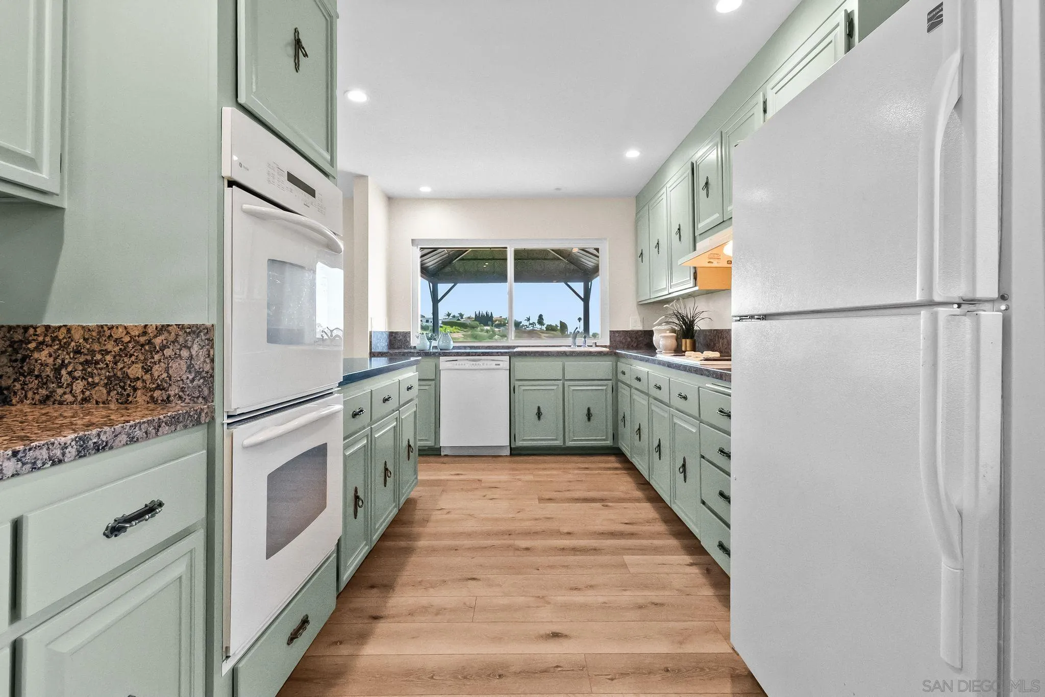https://cdn.realtyfeed.com/cdn/127/250038786/c76c2921f81a1a58c7b94741625da8b1.webp
