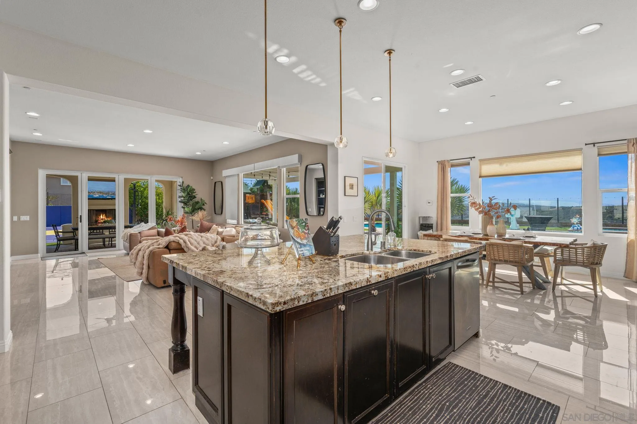 https://cdn.realtyfeed.com/cdn/127/250038795/1de4d7f42a4a02b22a6a189fa31f3b16.webp