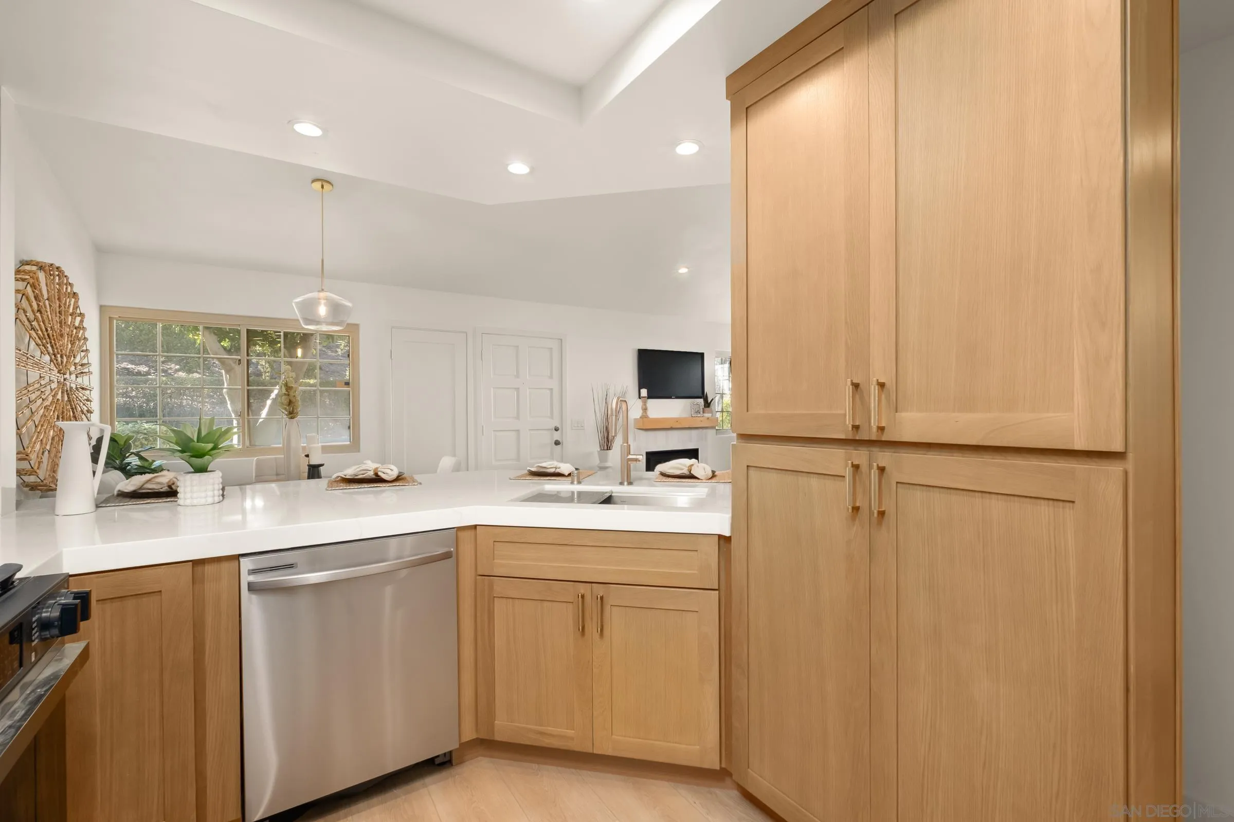 https://cdn.realtyfeed.com/cdn/127/250038799/c68c1e28eac3c55e44fa840f12970ab5.webp
