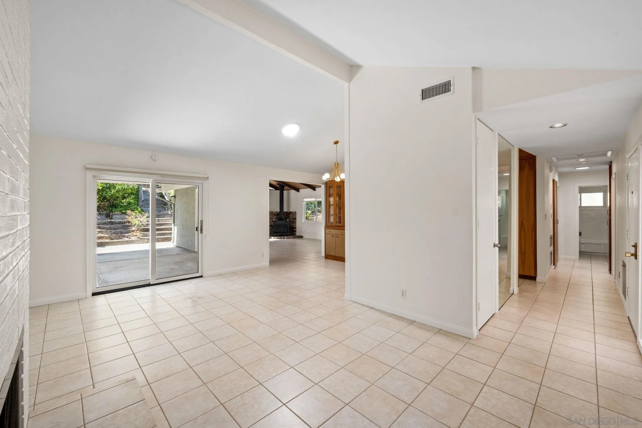 https://cdn.realtyfeed.com/cdn/127/250038814/1f088a7cbf74f05476e36ec4f5d07dc7.webp