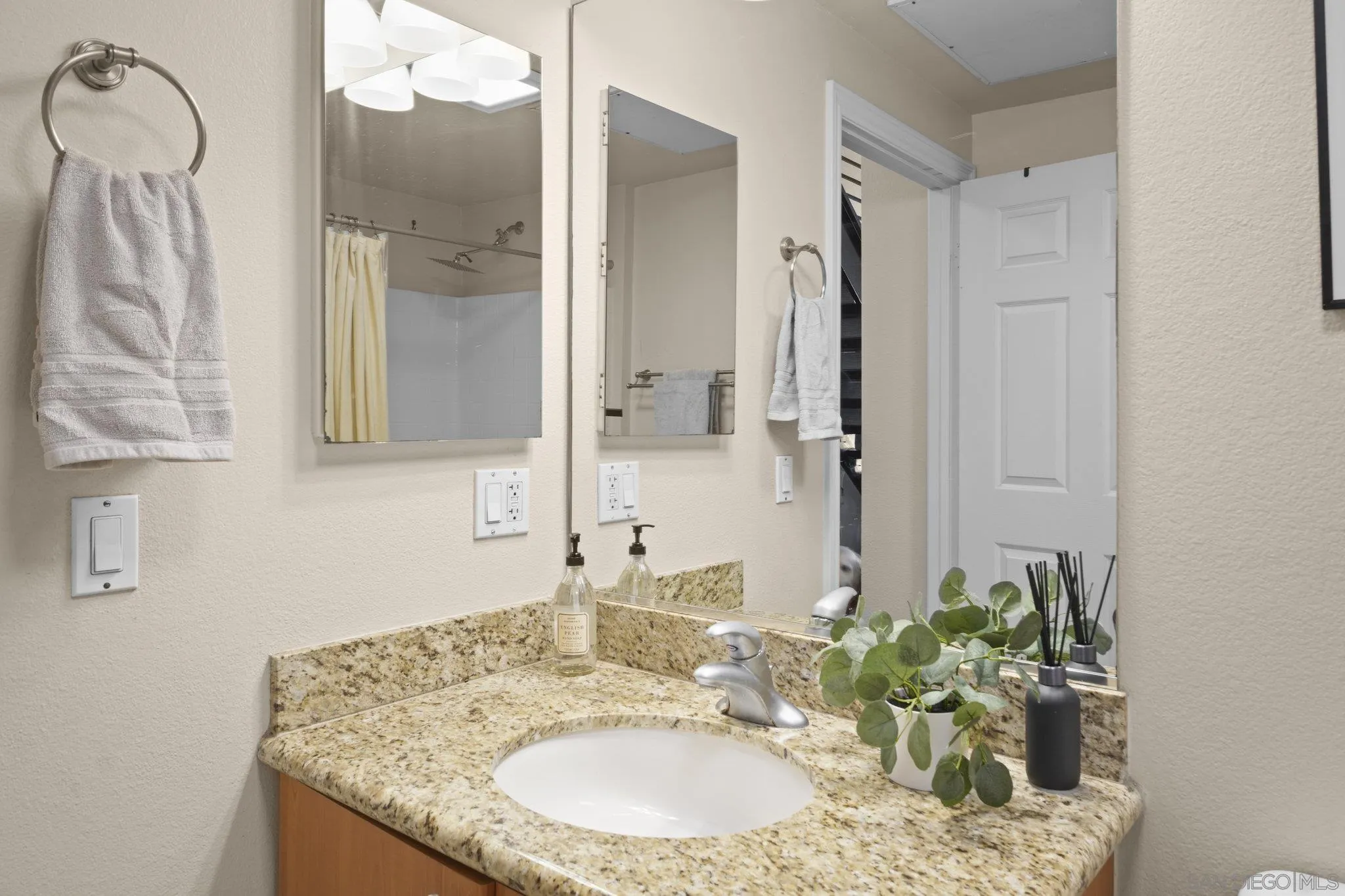 https://cdn.realtyfeed.com/cdn/127/250038836/438c0fe73f947af93cee925d6c33c98c.webp