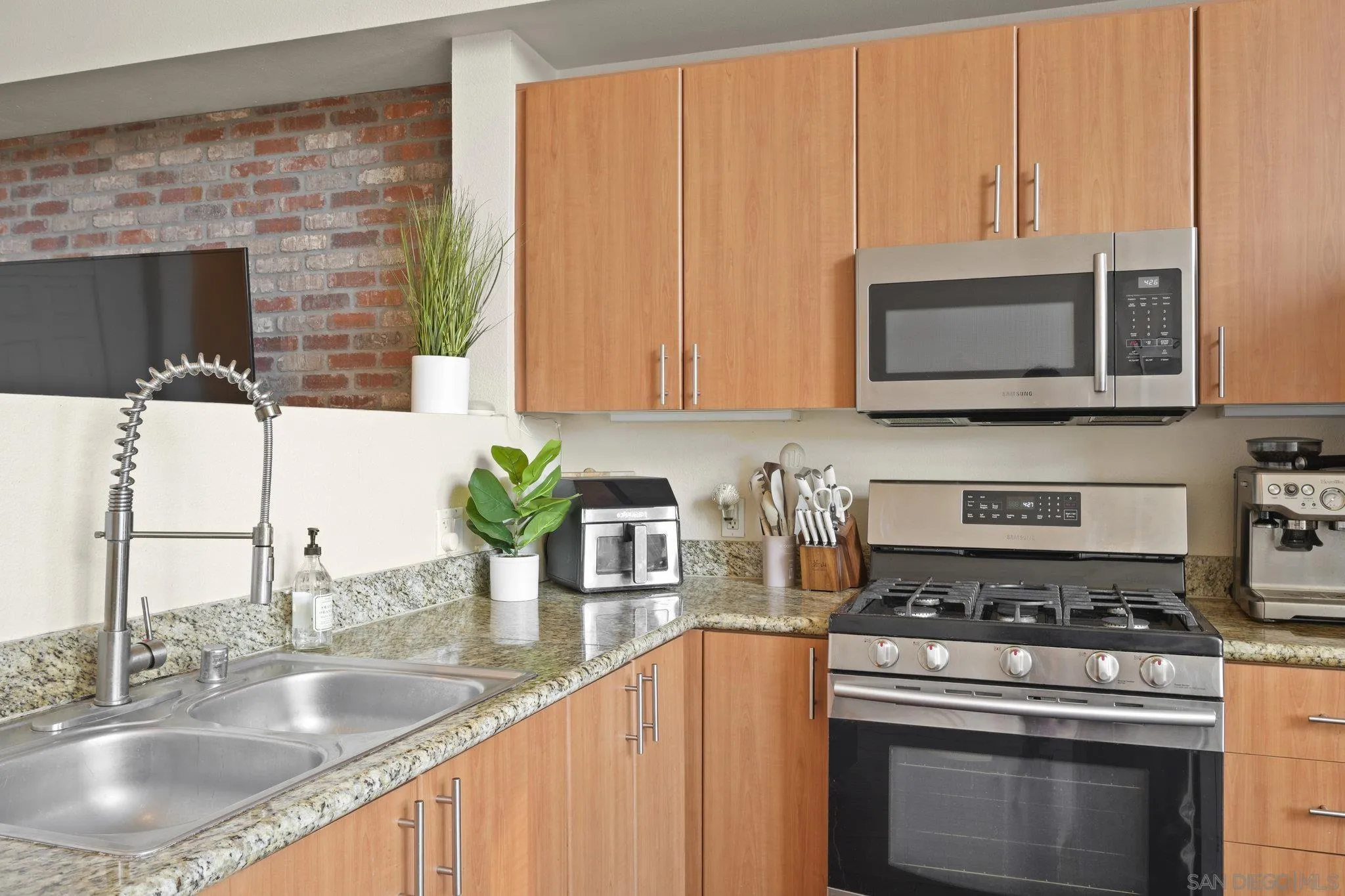 https://cdn.realtyfeed.com/cdn/127/250038836/ec1b62c4ce8792cff1da4500eba851e5.webp