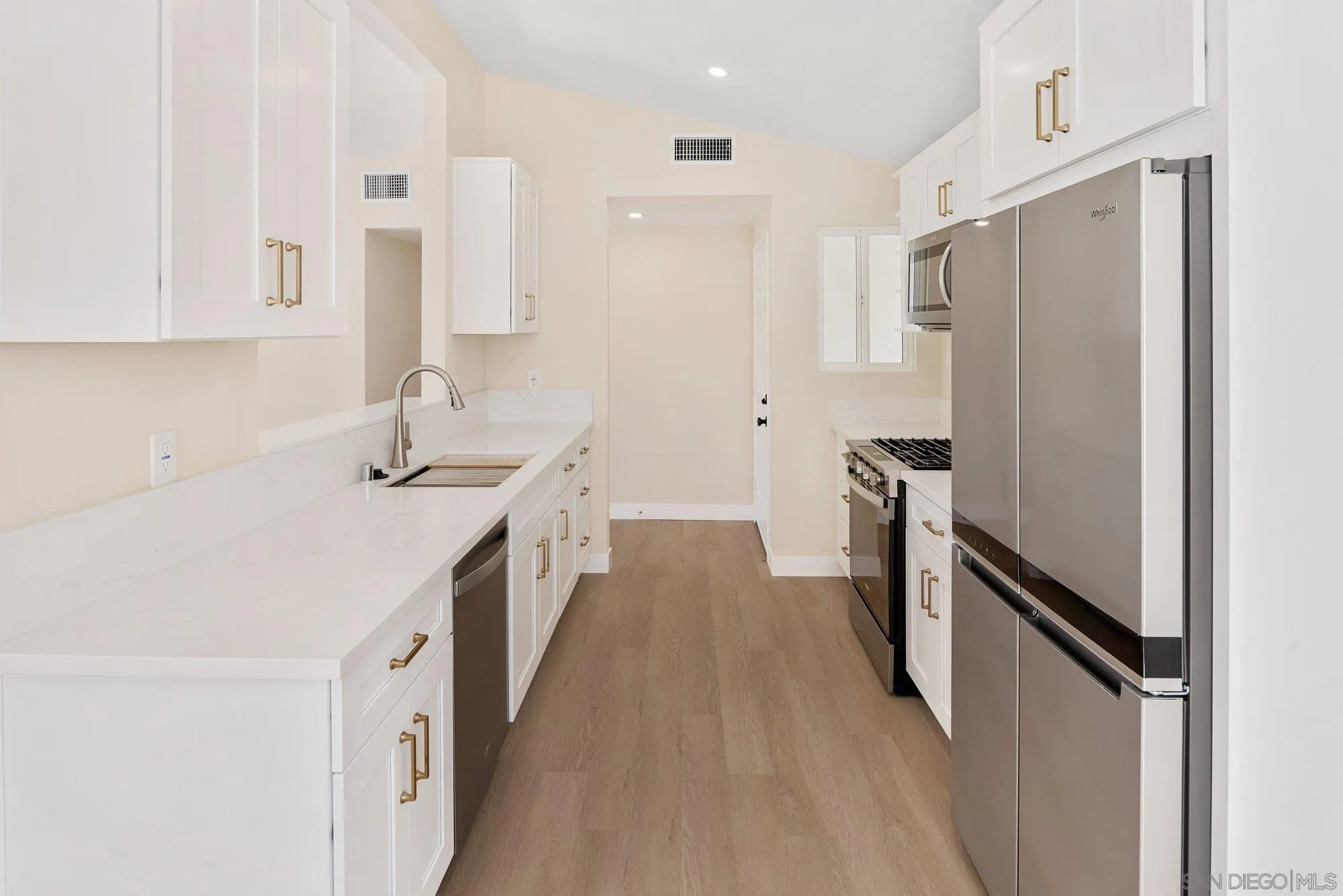 https://cdn.realtyfeed.com/cdn/127/250038859/8e5ea556e7b7dd4617bb69f6fc10a868.webp