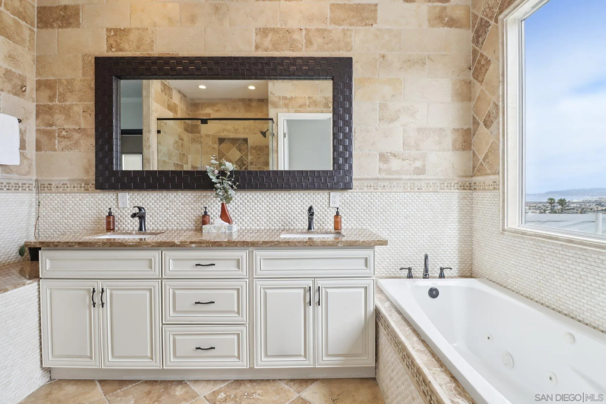 https://cdn.realtyfeed.com/cdn/127/250038872/0b14551380f6ec18e8ba3fba36dd3d55.webp