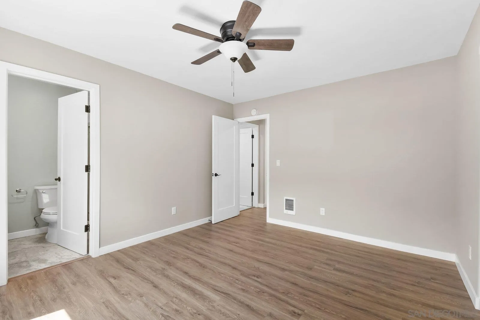 https://cdn.realtyfeed.com/cdn/127/250038920/88a15e7f76f2d4bdd9d1375cd4d18d96.webp