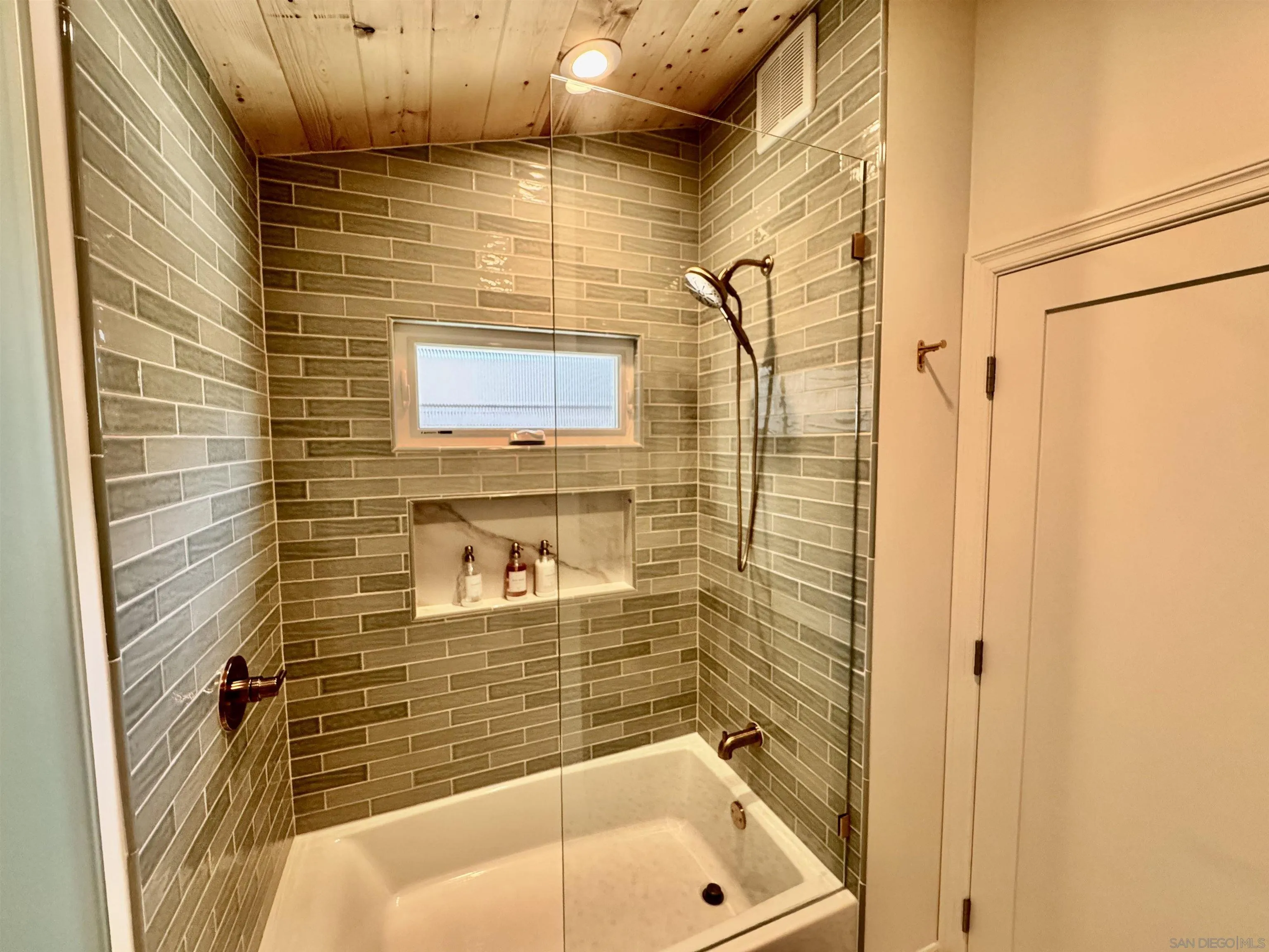 https://cdn.realtyfeed.com/cdn/127/250038933/c9d217d42516a1306b15fbbee44c5e8b.webp
