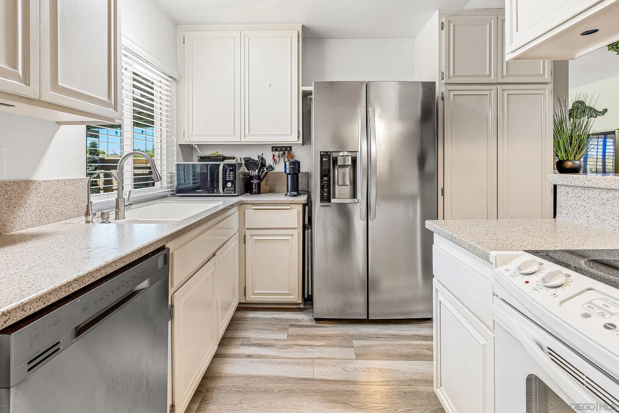 https://cdn.realtyfeed.com/cdn/127/250038944/d680a4558ec4b01f0f62f42bd16e1043.webp