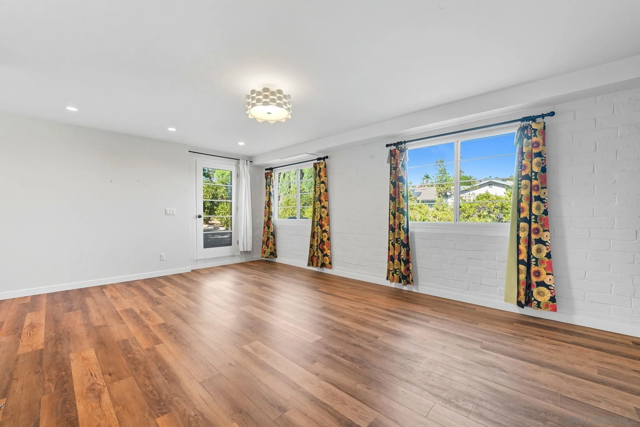 https://cdn.realtyfeed.com/cdn/127/250038948/ee398a08ff9b3f18eefc7e3c6a76c22b.webp