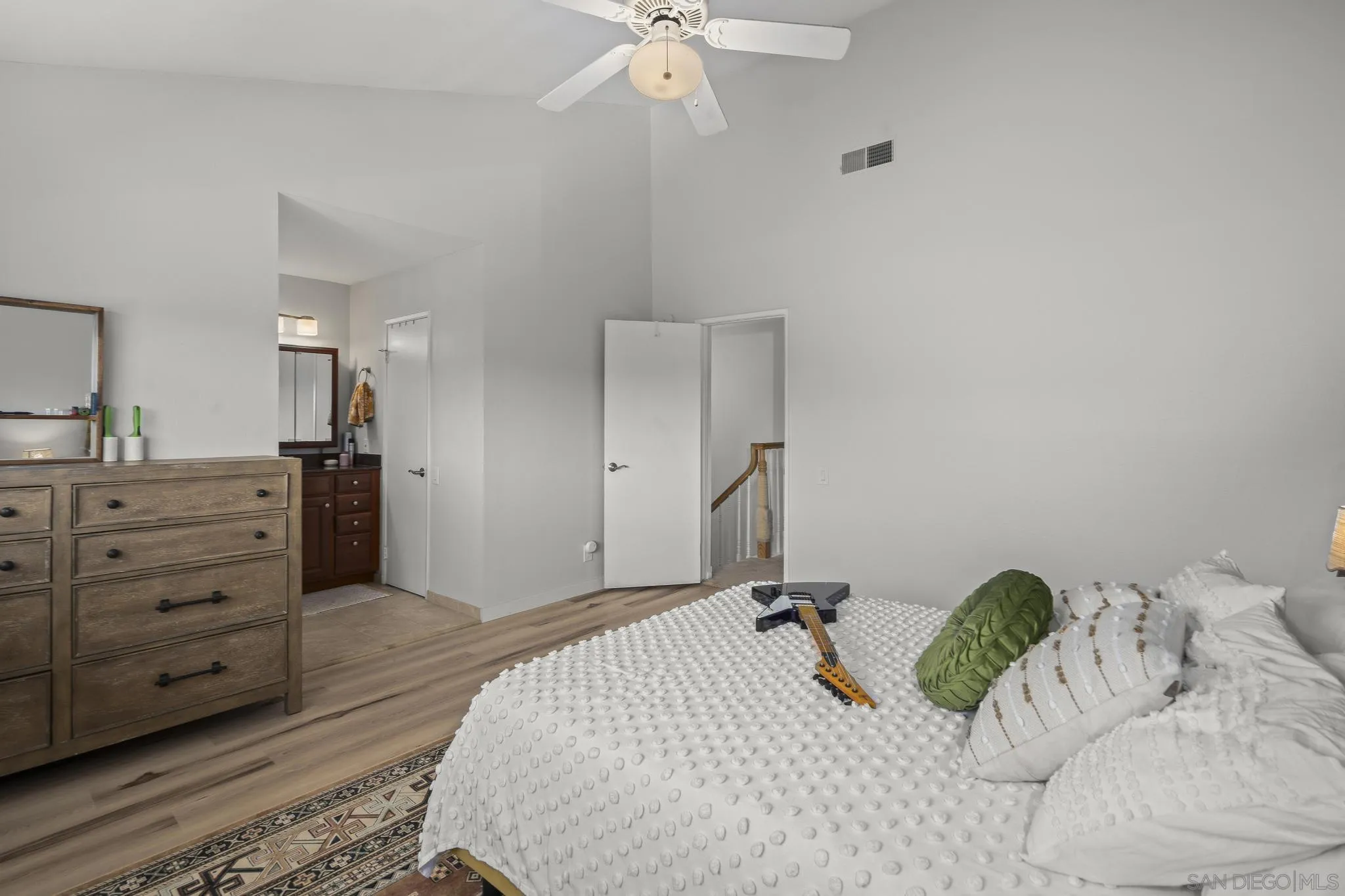 https://cdn.realtyfeed.com/cdn/127/250038993/bfcdc58d2e0b32fe53817ad2cafa2e64.webp
