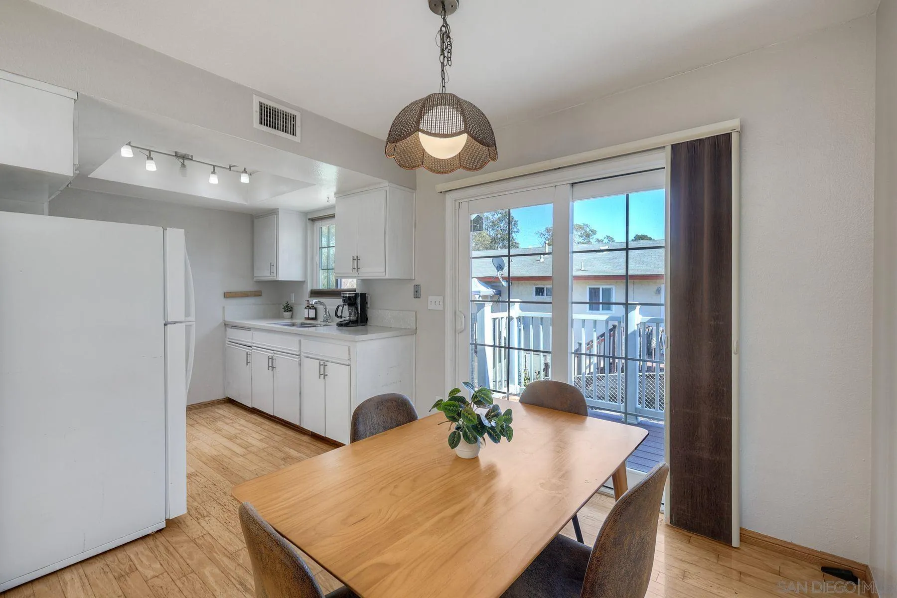 https://cdn.realtyfeed.com/cdn/127/250038996/97d9f6ea9c432f5c1bae5cda480f1c3b.webp