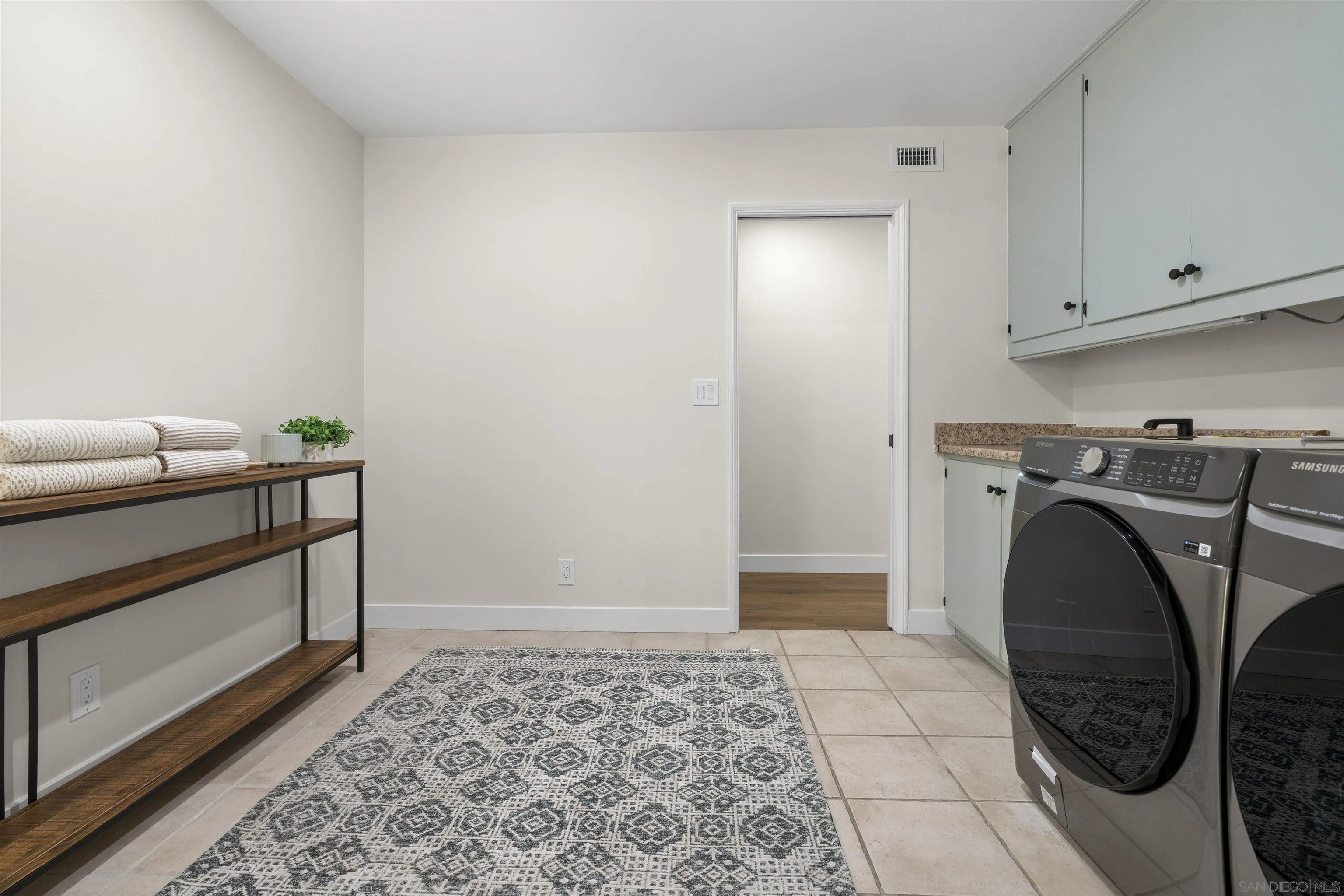 https://cdn.realtyfeed.com/cdn/127/250039024/3ba8d3a3e47bf26c3807fbfb9bec8d0e.webp