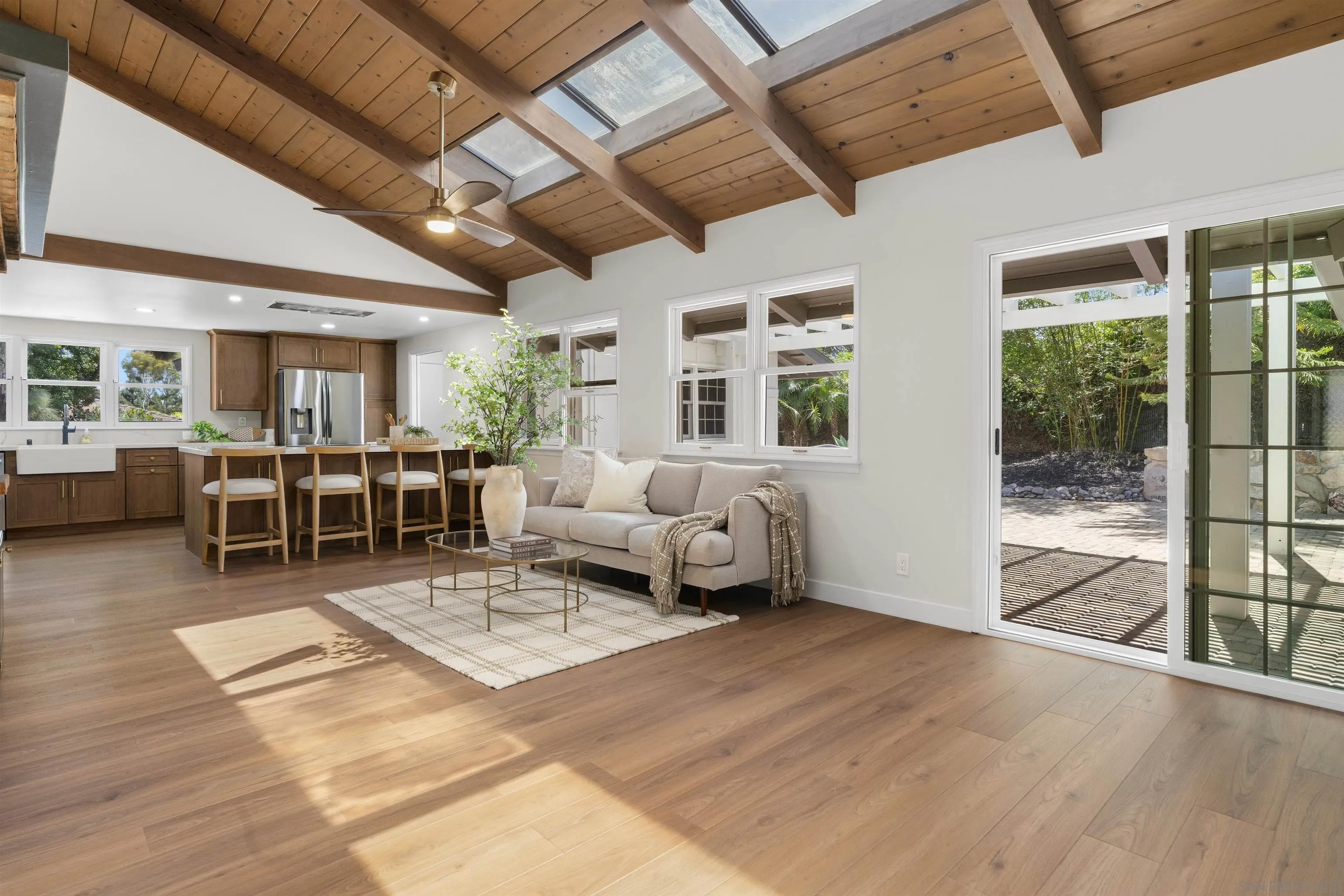 https://cdn.realtyfeed.com/cdn/127/250039024/caf81c7ea63bd8ce101fa73eaba32d67.webp