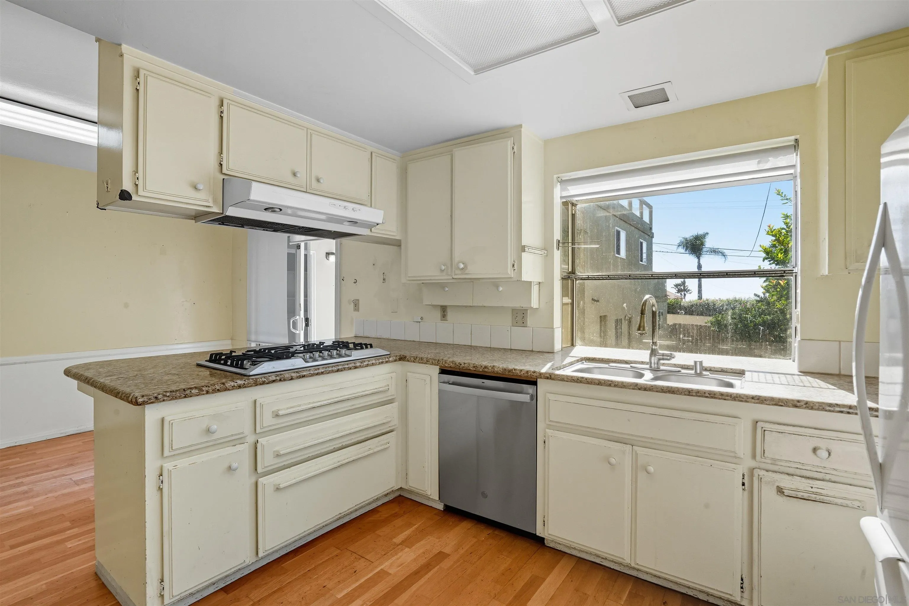 https://cdn.realtyfeed.com/cdn/127/250039030/1abf327b916e2071542d922cbd9d29e3.webp