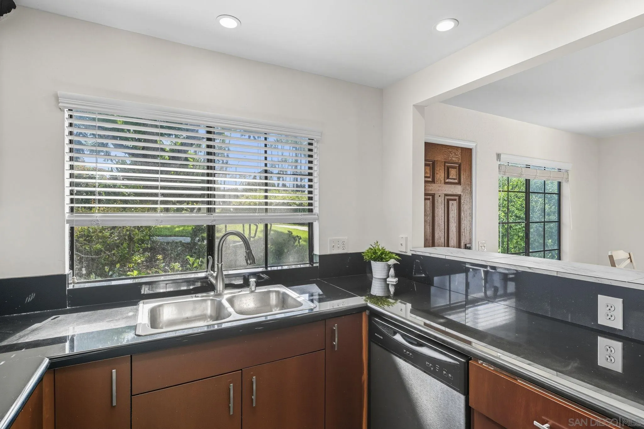 https://cdn.realtyfeed.com/cdn/127/250039053/55d0c720ddebf5c4e4561e1f86eeb1c6.webp