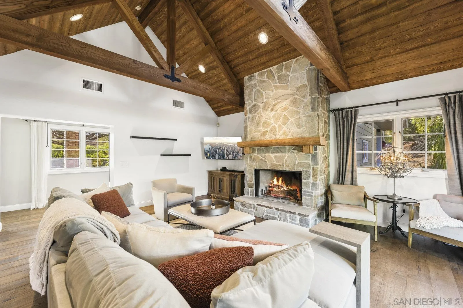 https://cdn.realtyfeed.com/cdn/127/250039097/17c7b2dfb8a8459e8f30bc55cac93e60.webp