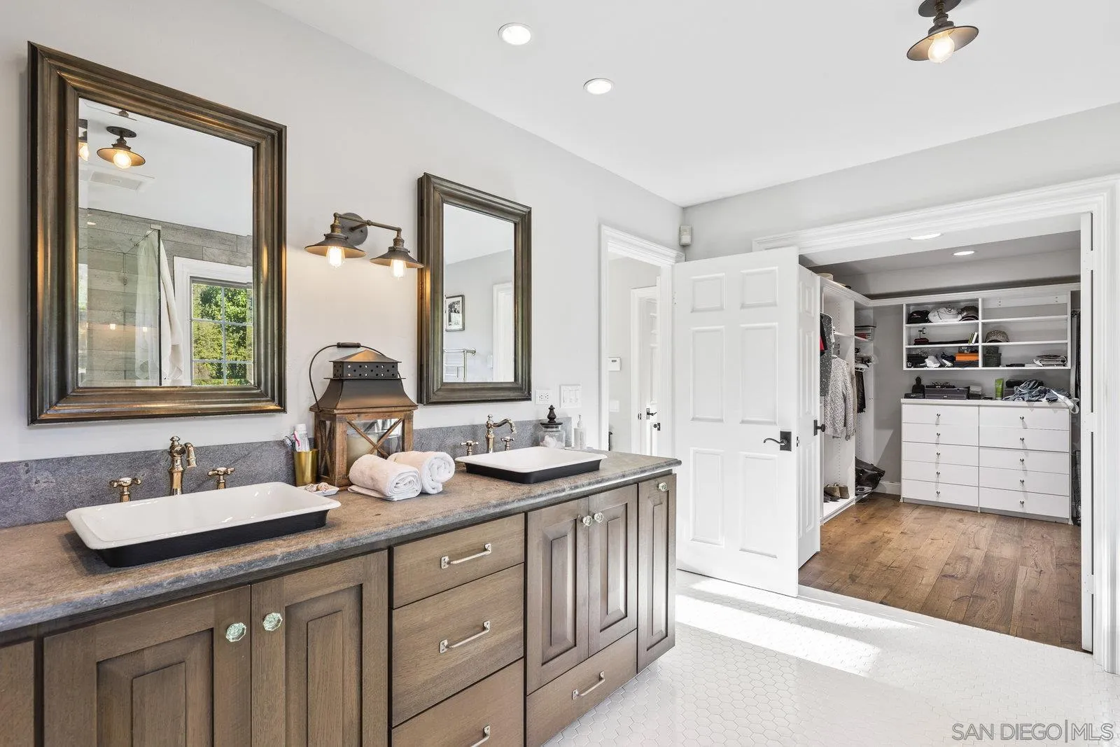 https://cdn.realtyfeed.com/cdn/127/250039097/4fc8e957eda89145fc213884985d28b9.webp