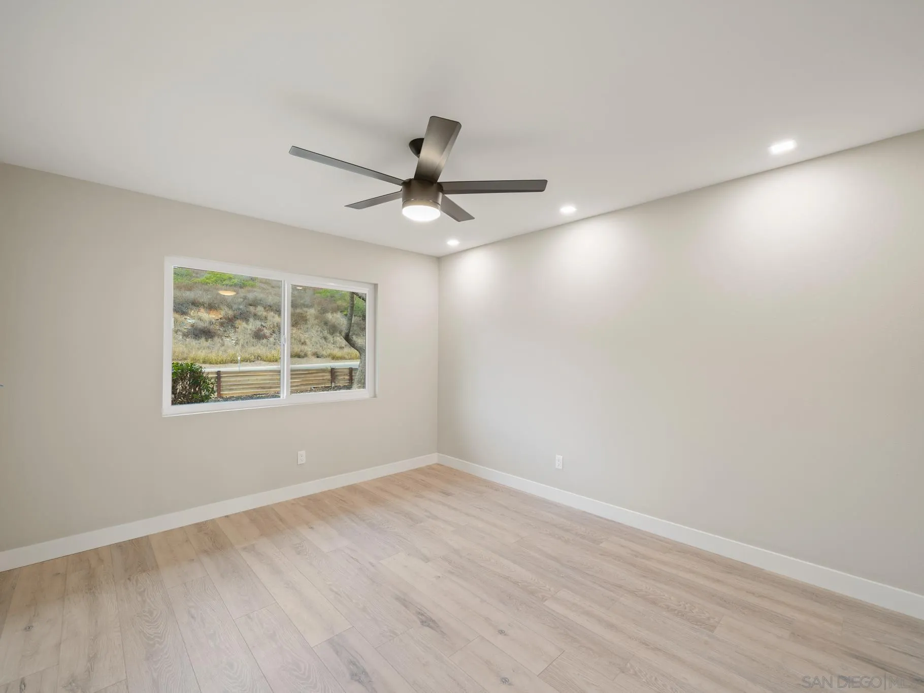 https://cdn.realtyfeed.com/cdn/127/250039117/a23cda4aa1e6a4f9d0c1122b990f2828.webp