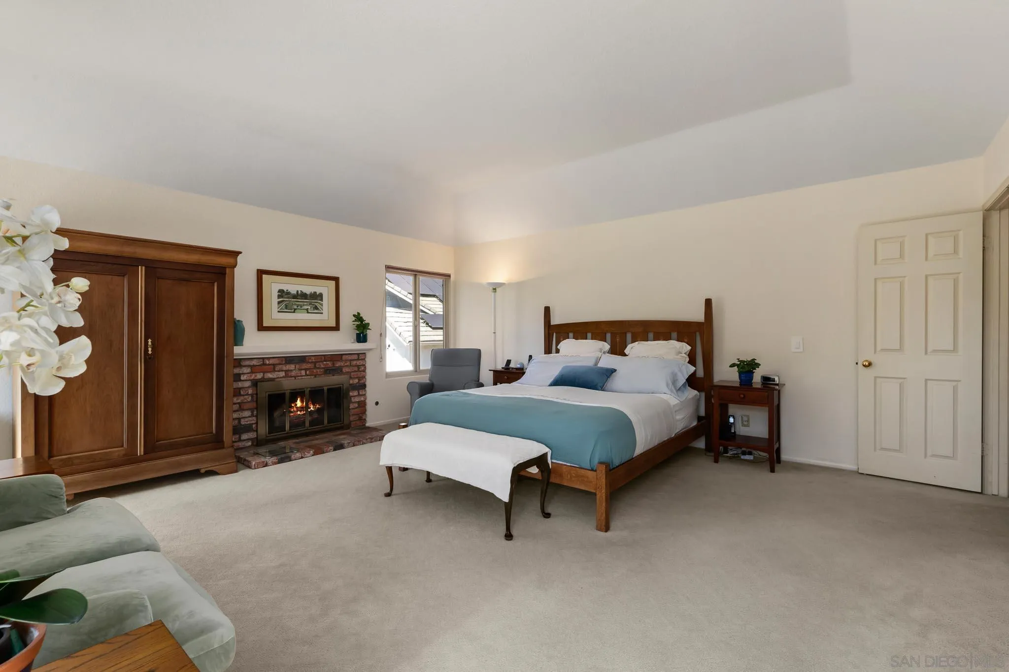 https://cdn.realtyfeed.com/cdn/127/250039125/0f81e8f2d52a4e4f722a1a35712101db.webp