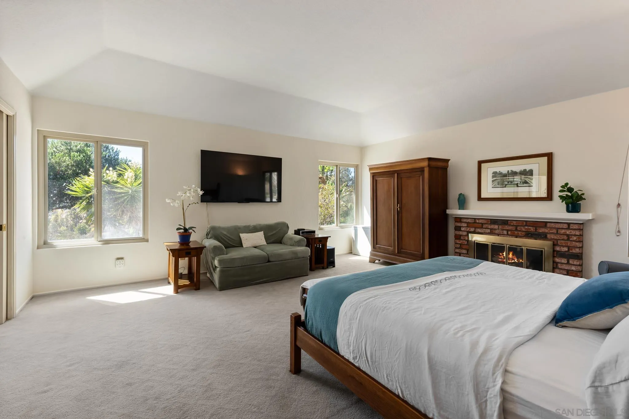 https://cdn.realtyfeed.com/cdn/127/250039125/b68a3a2dbc48fcf39b2d4295ff98dac3.webp
