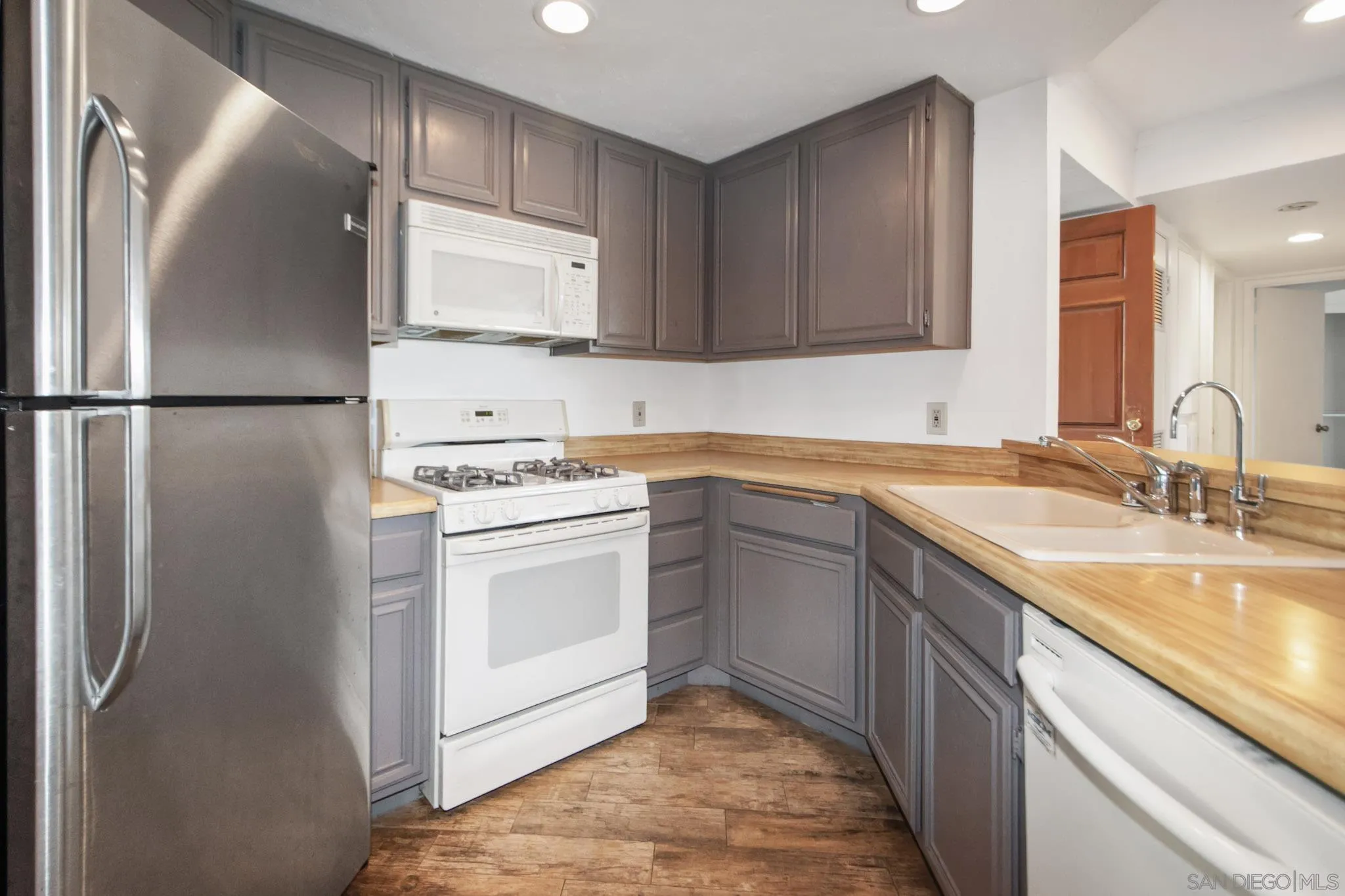 https://cdn.realtyfeed.com/cdn/127/250039167/14fa9db695a507f3718c0e68b6426e62.webp