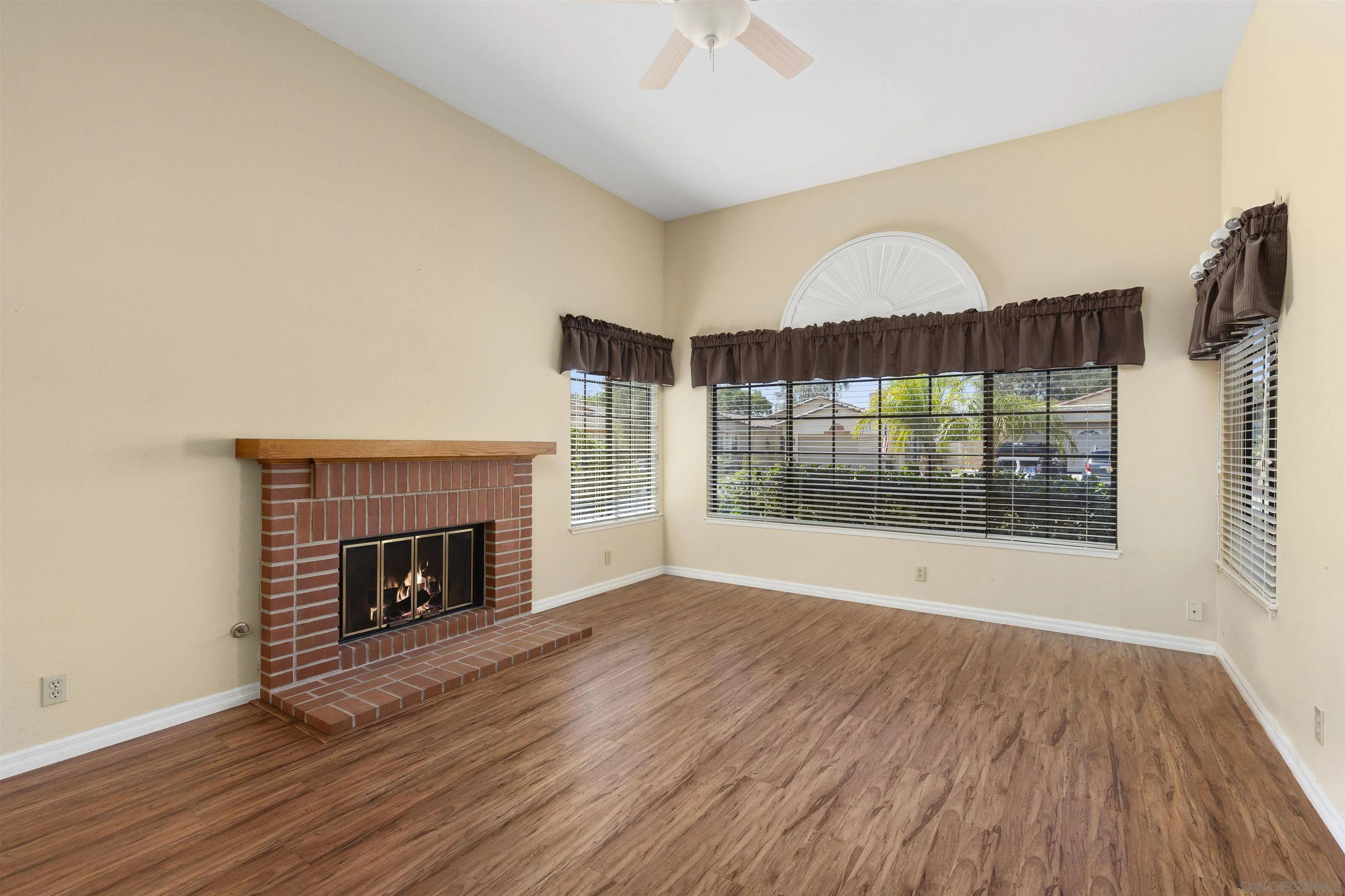 https://cdn.realtyfeed.com/cdn/127/250039168/edb88a85af73b4b1bd53c862268e6bec.webp