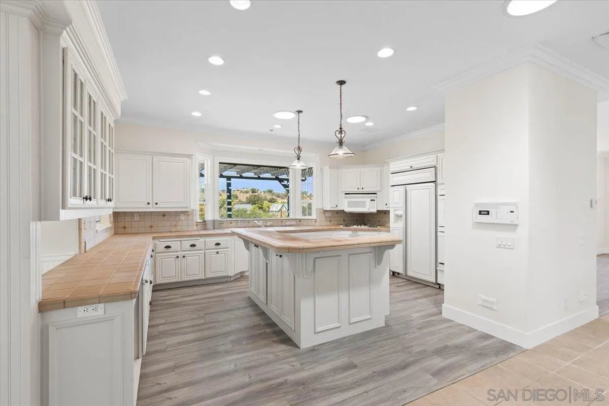 https://cdn.realtyfeed.com/cdn/127/250039172/9d8c7985c0e91aa41dec57a2ce826ebd.webp