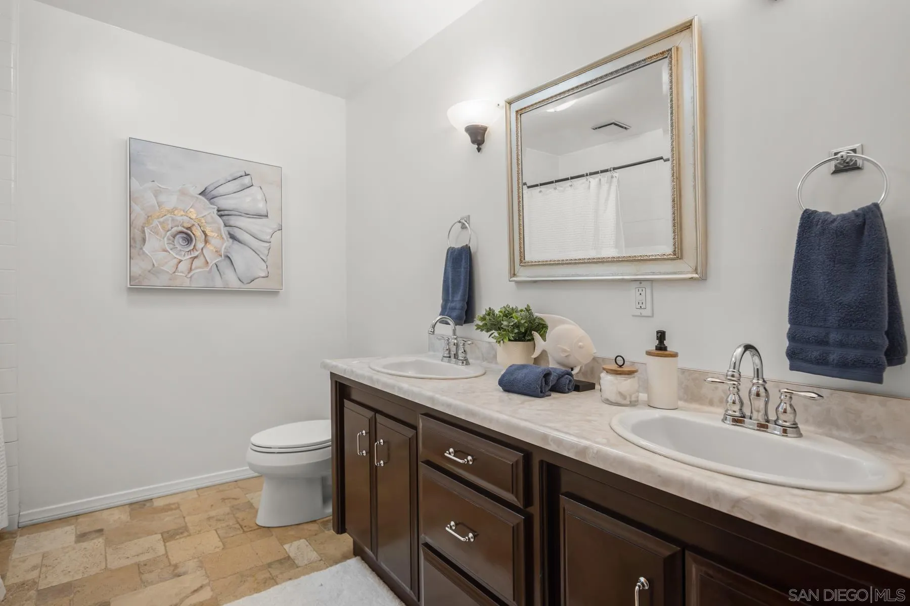 https://cdn.realtyfeed.com/cdn/127/250039185/037955a7b68e368ce249f603401e8c08.webp