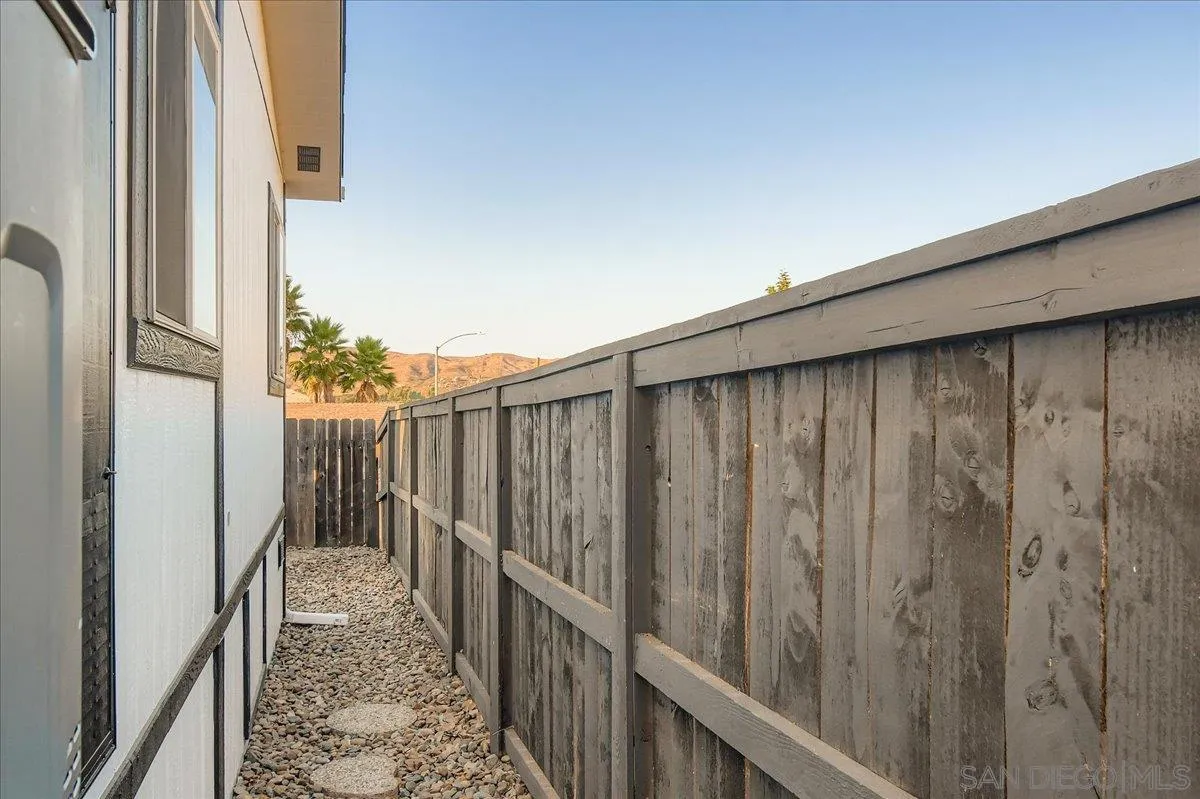 https://cdn.realtyfeed.com/cdn/127/250039212/4097e78899f51ca1c061ae3d99e91233.webp