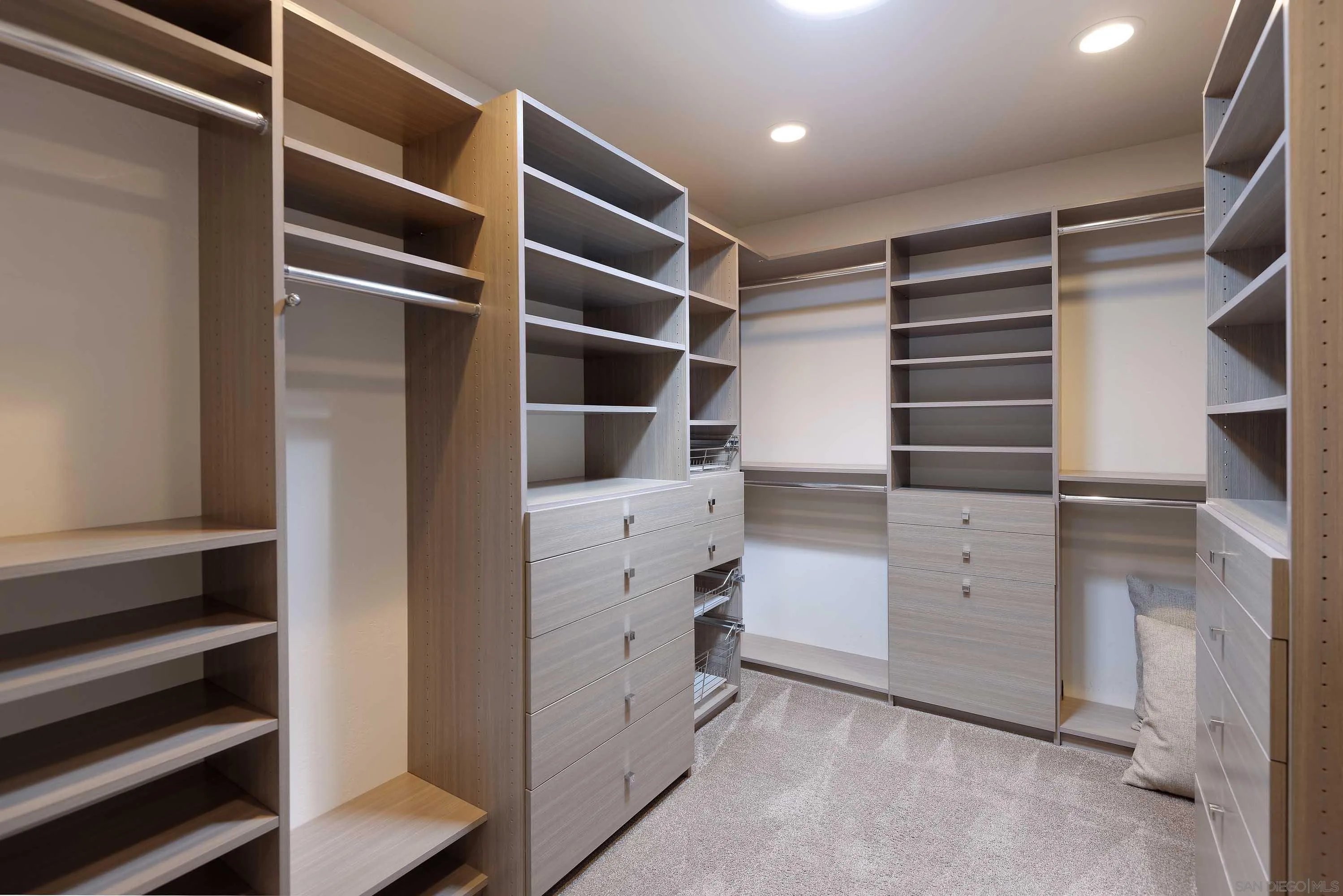 https://cdn.realtyfeed.com/cdn/127/250039216/27d9d0a9b45eb6de8f060a06726effed.webp